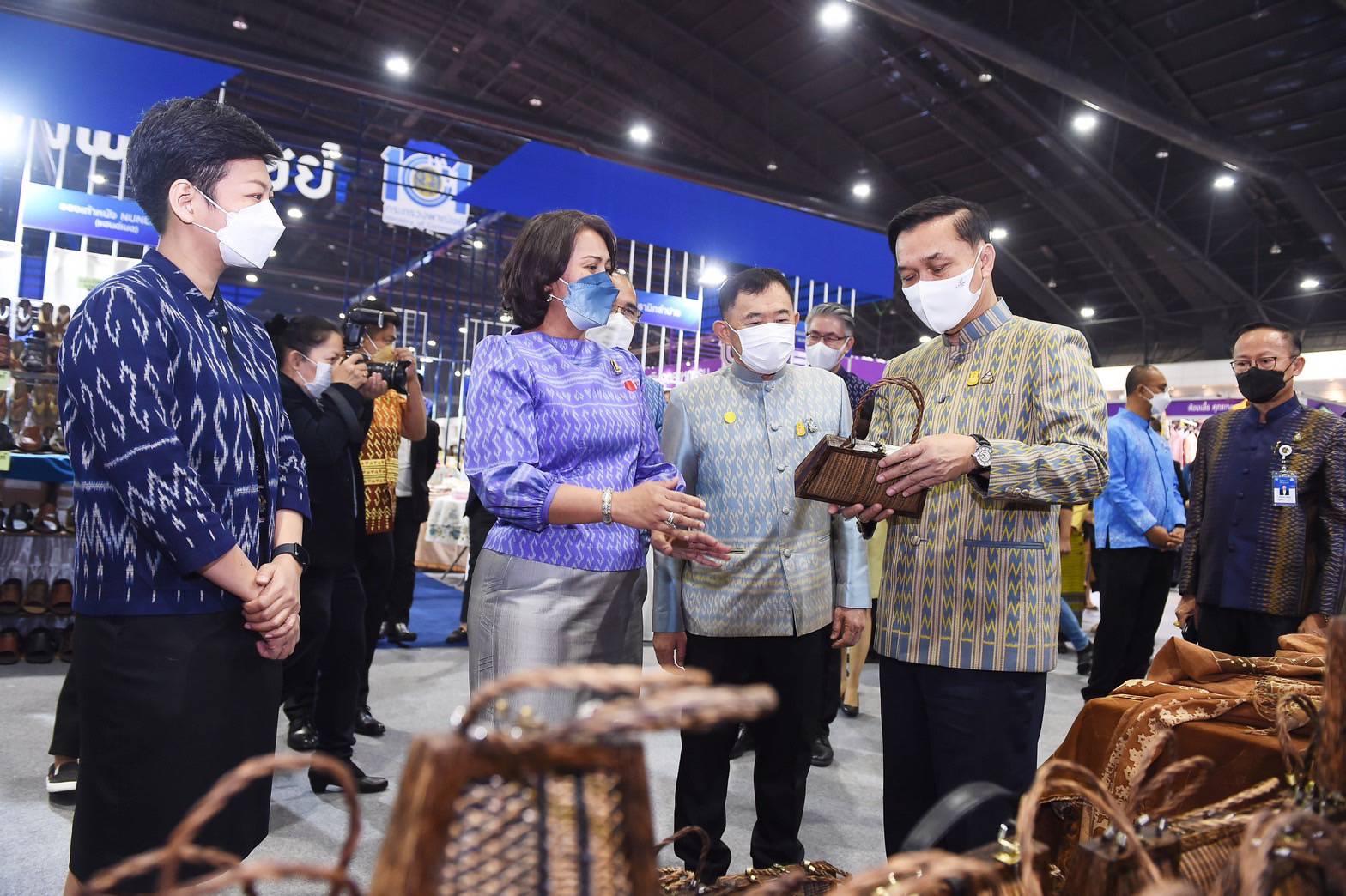 รองผู้ว่าราชการจังหวัดหนองคาย นำทีม พช.หนองคาย ผู้ประกอบการ OTOP เข้าร่วมพิธีเปิดงาน OTOP ไทยสู้ภัยโควิค – 19