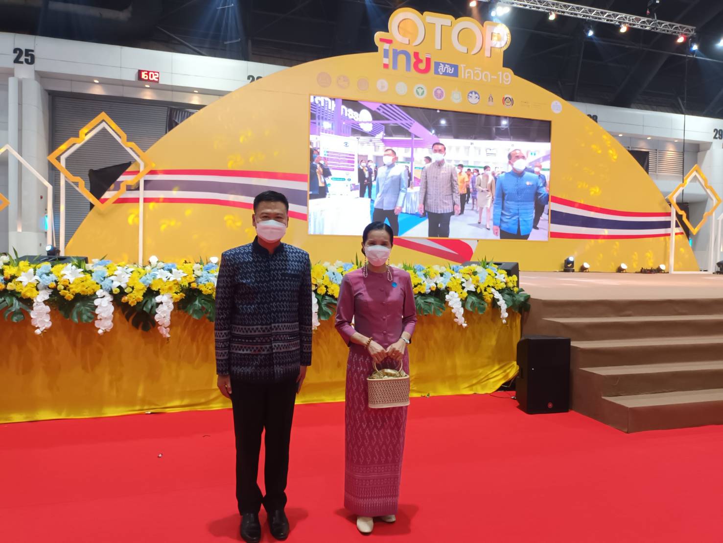 รองผู้ว่าราชการจังหวัดหนองคาย นำทีม พช.หนองคาย ผู้ประกอบการ OTOP เข้าร่วมพิธีเปิดงาน OTOP ไทยสู้ภัยโควิค – 19