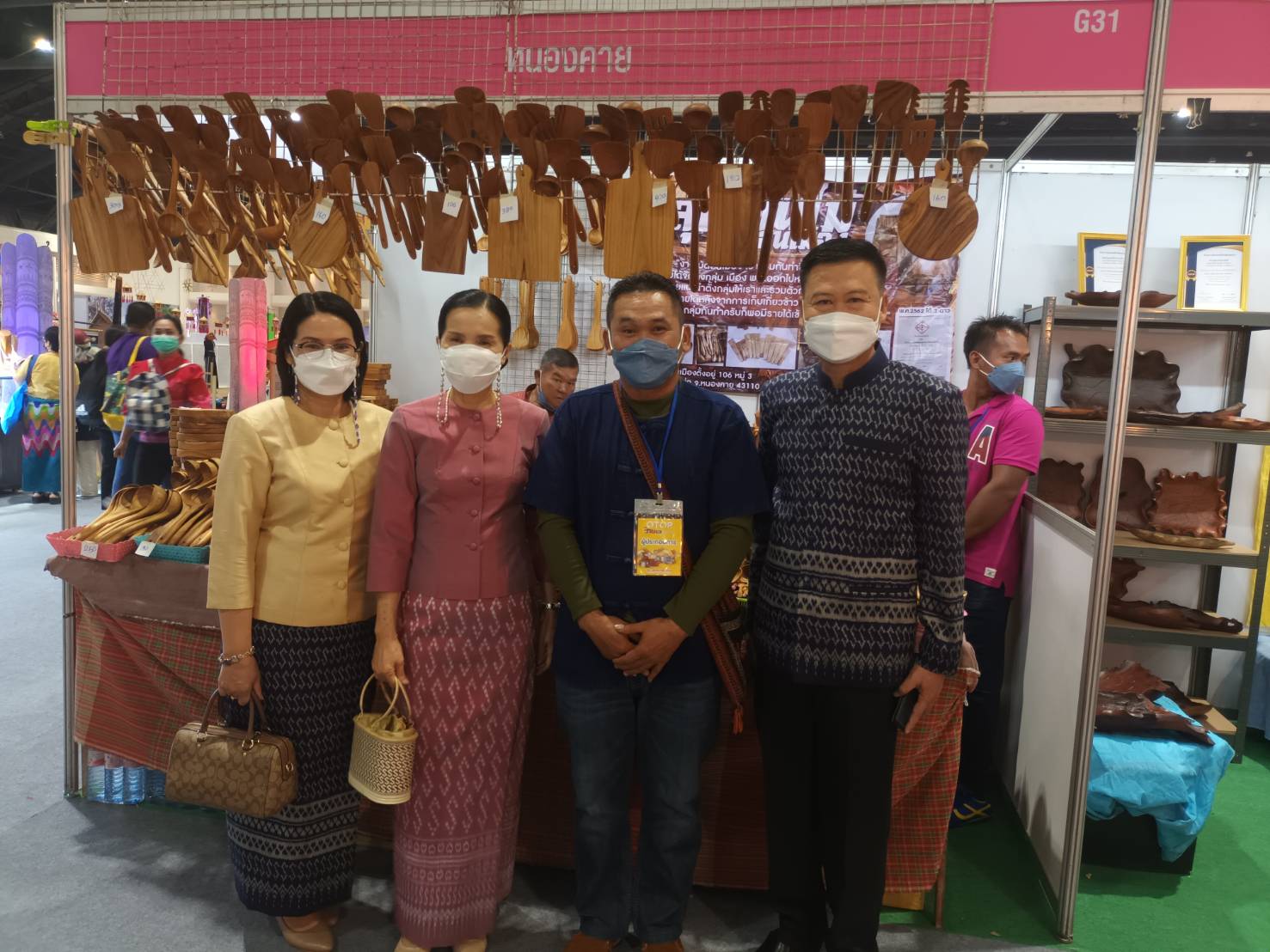 รองผู้ว่าราชการจังหวัดหนองคาย นำทีม พช.หนองคาย ผู้ประกอบการ OTOP เข้าร่วมพิธีเปิดงาน OTOP ไทยสู้ภัยโควิค – 19