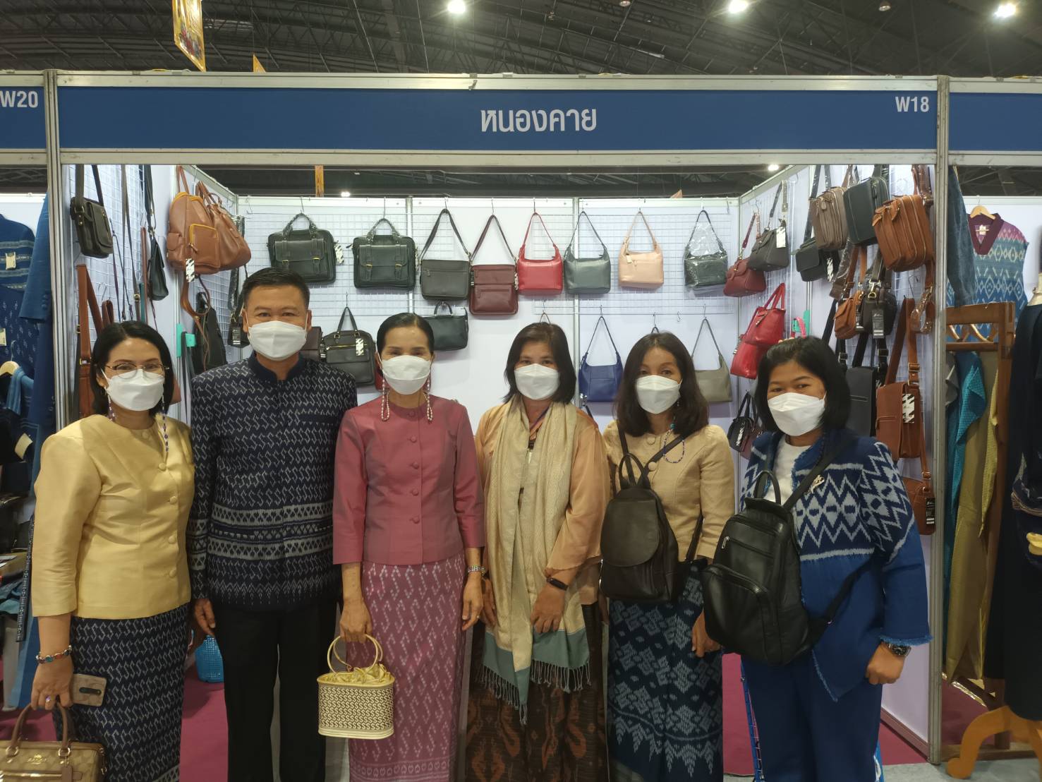 รองผู้ว่าราชการจังหวัดหนองคาย นำทีม พช.หนองคาย ผู้ประกอบการ OTOP เข้าร่วมพิธีเปิดงาน OTOP ไทยสู้ภัยโควิค – 19