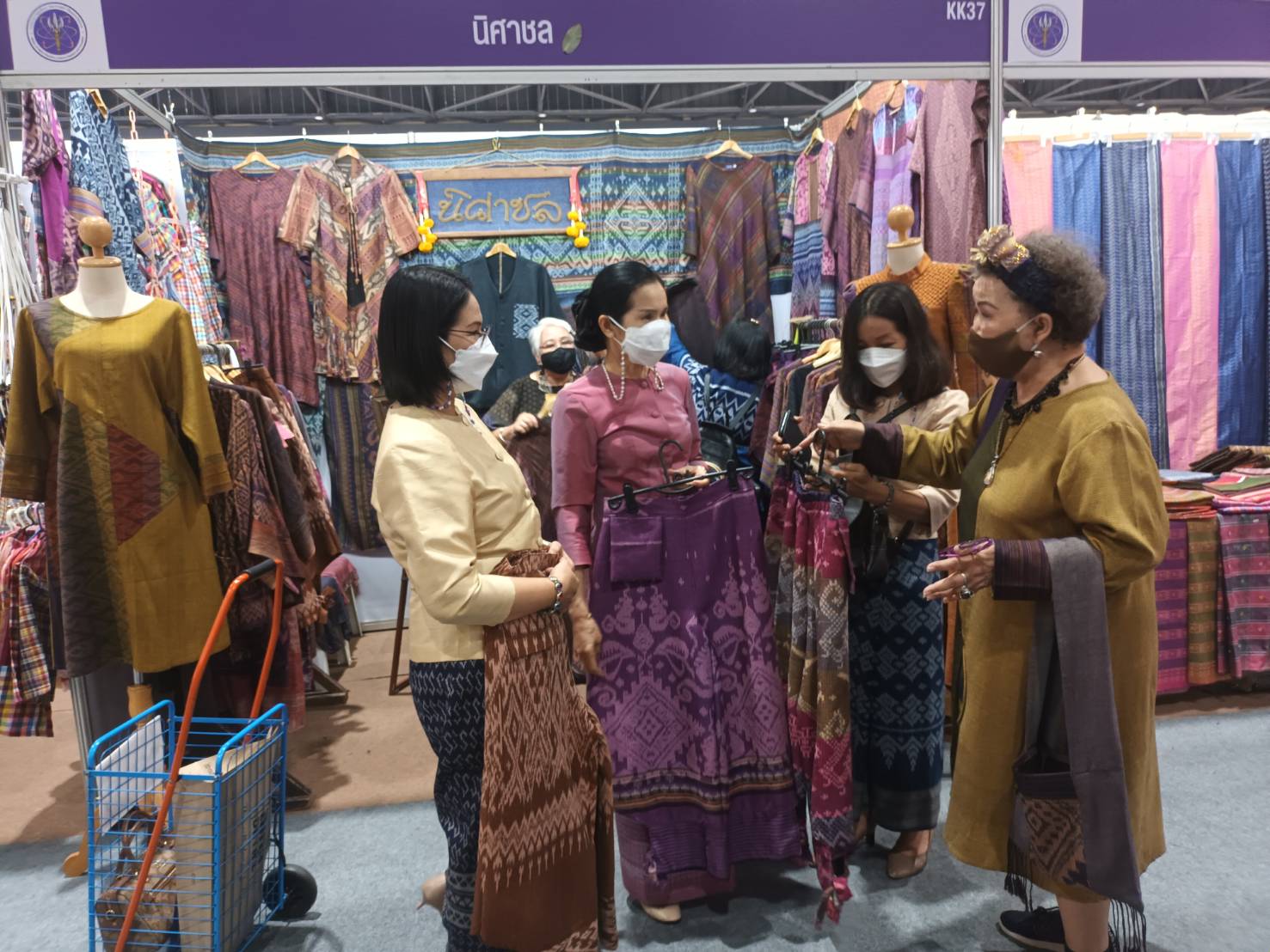 รองผู้ว่าราชการจังหวัดหนองคาย นำทีม พช.หนองคาย ผู้ประกอบการ OTOP เข้าร่วมพิธีเปิดงาน OTOP ไทยสู้ภัยโควิค – 19