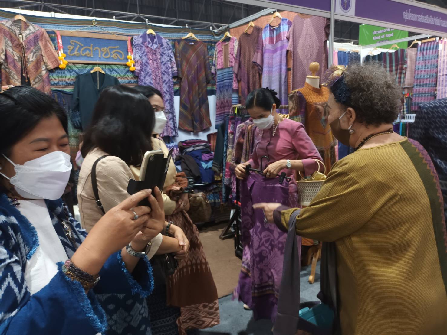 รองผู้ว่าราชการจังหวัดหนองคาย นำทีม พช.หนองคาย ผู้ประกอบการ OTOP เข้าร่วมพิธีเปิดงาน OTOP ไทยสู้ภัยโควิค – 19