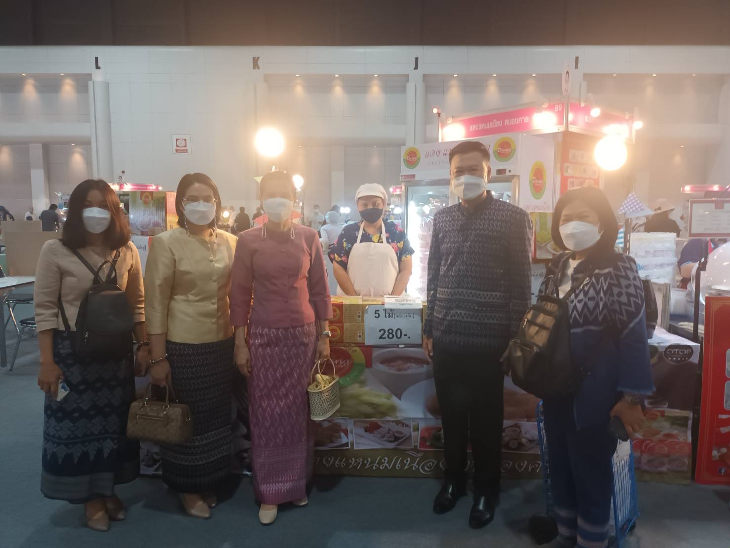 รองผู้ว่าราชการจังหวัดหนองคาย นำทีม พช.หนองคาย ผู้ประกอบการ OTOP เข้าร่วมพิธีเปิดงาน OTOP ไทยสู้ภัยโควิค – 19