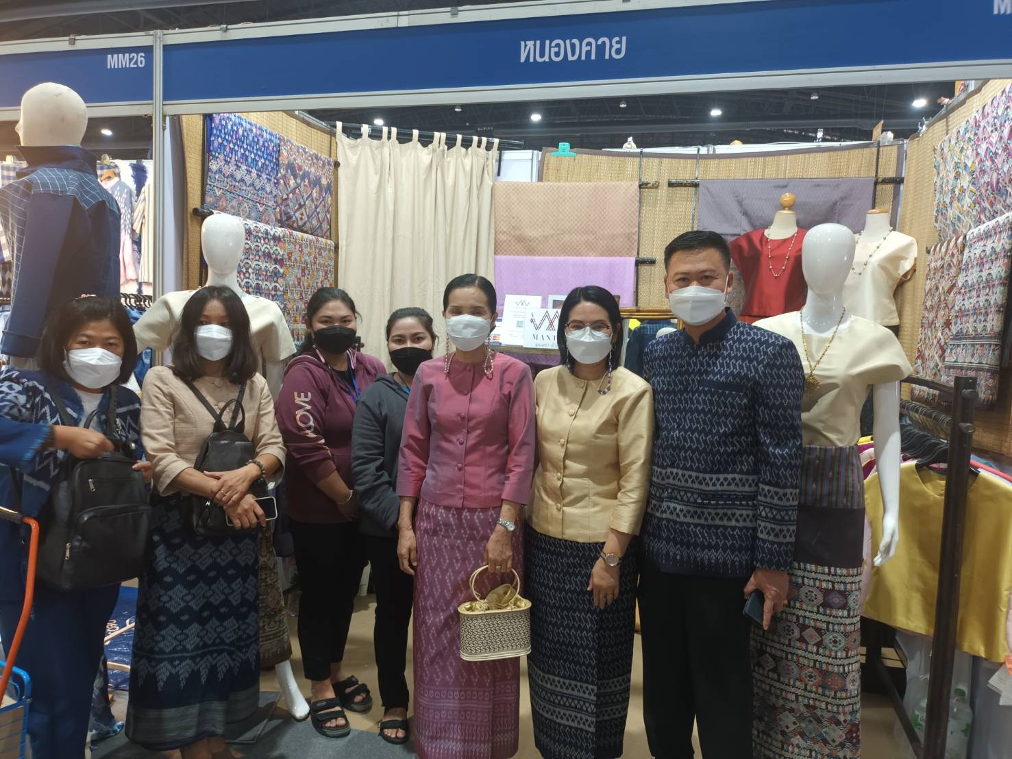 รองผู้ว่าราชการจังหวัดหนองคาย นำทีม พช.หนองคาย ผู้ประกอบการ OTOP เข้าร่วมพิธีเปิดงาน OTOP ไทยสู้ภัยโควิค – 19