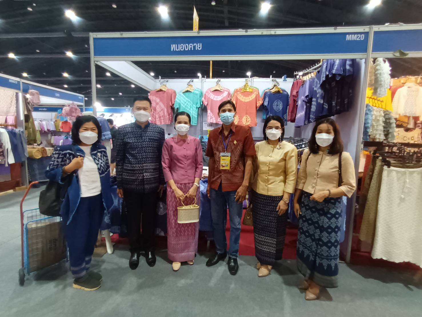 รองผู้ว่าราชการจังหวัดหนองคาย นำทีม พช.หนองคาย ผู้ประกอบการ OTOP เข้าร่วมพิธีเปิดงาน OTOP ไทยสู้ภัยโควิค – 19