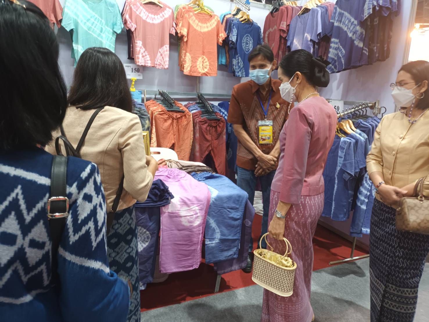 รองผู้ว่าราชการจังหวัดหนองคาย นำทีม พช.หนองคาย ผู้ประกอบการ OTOP เข้าร่วมพิธีเปิดงาน OTOP ไทยสู้ภัยโควิค – 19