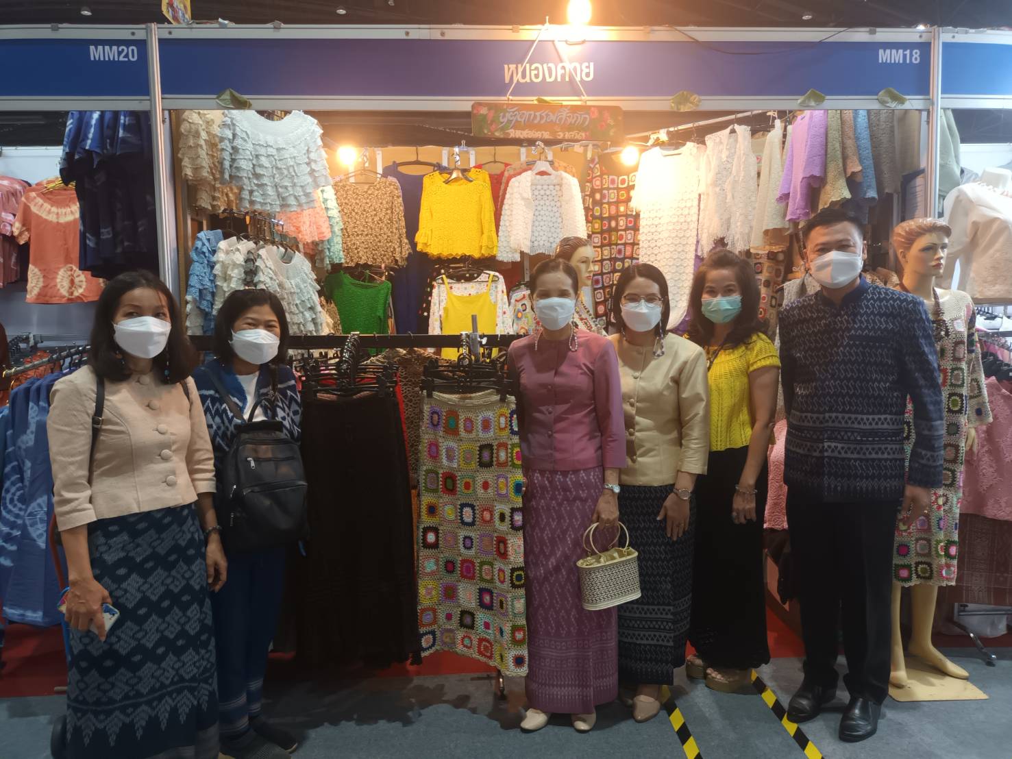 รองผู้ว่าราชการจังหวัดหนองคาย นำทีม พช.หนองคาย ผู้ประกอบการ OTOP เข้าร่วมพิธีเปิดงาน OTOP ไทยสู้ภัยโควิค – 19