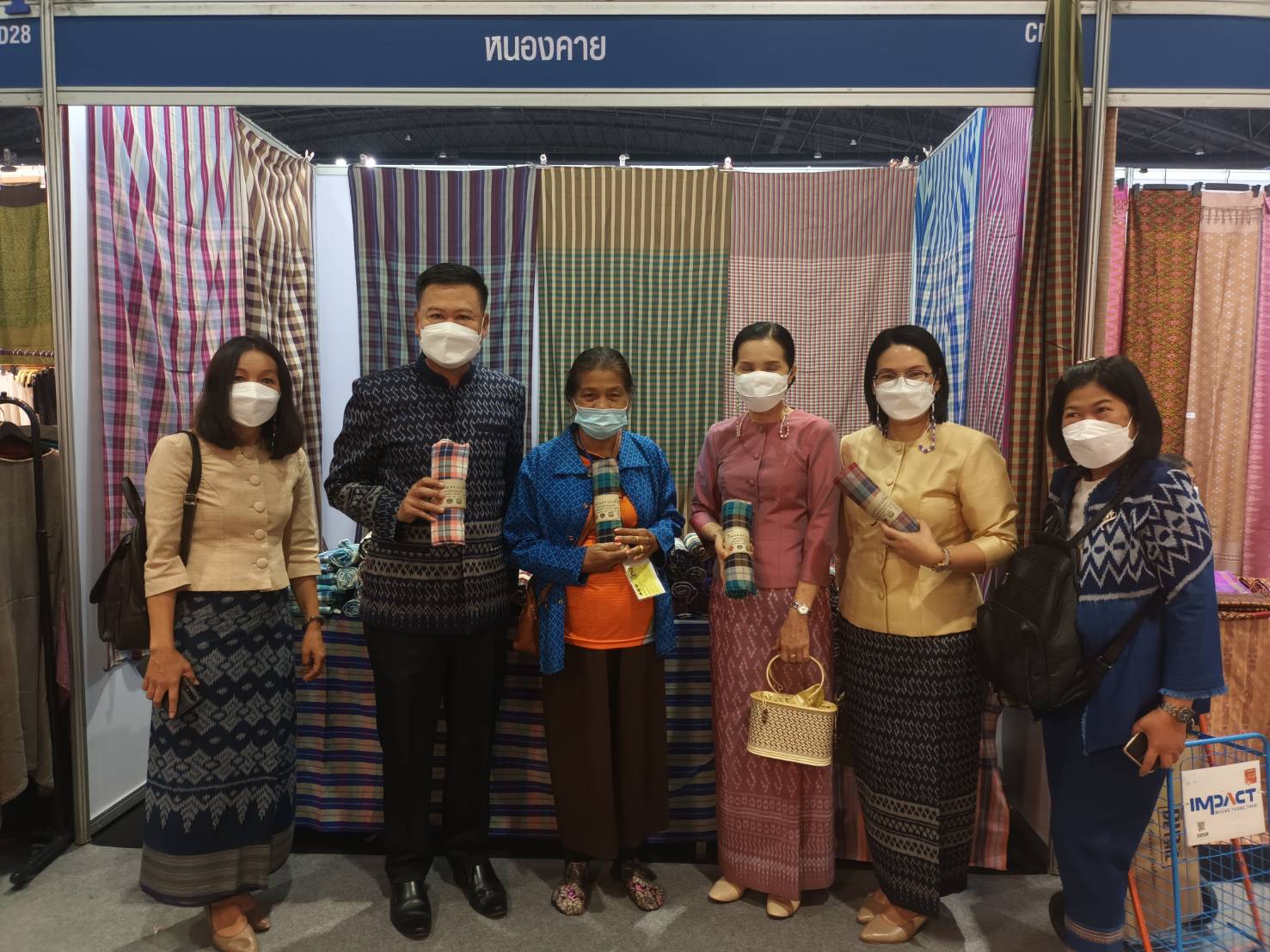 รองผู้ว่าราชการจังหวัดหนองคาย นำทีม พช.หนองคาย ผู้ประกอบการ OTOP เข้าร่วมพิธีเปิดงาน OTOP ไทยสู้ภัยโควิค – 19