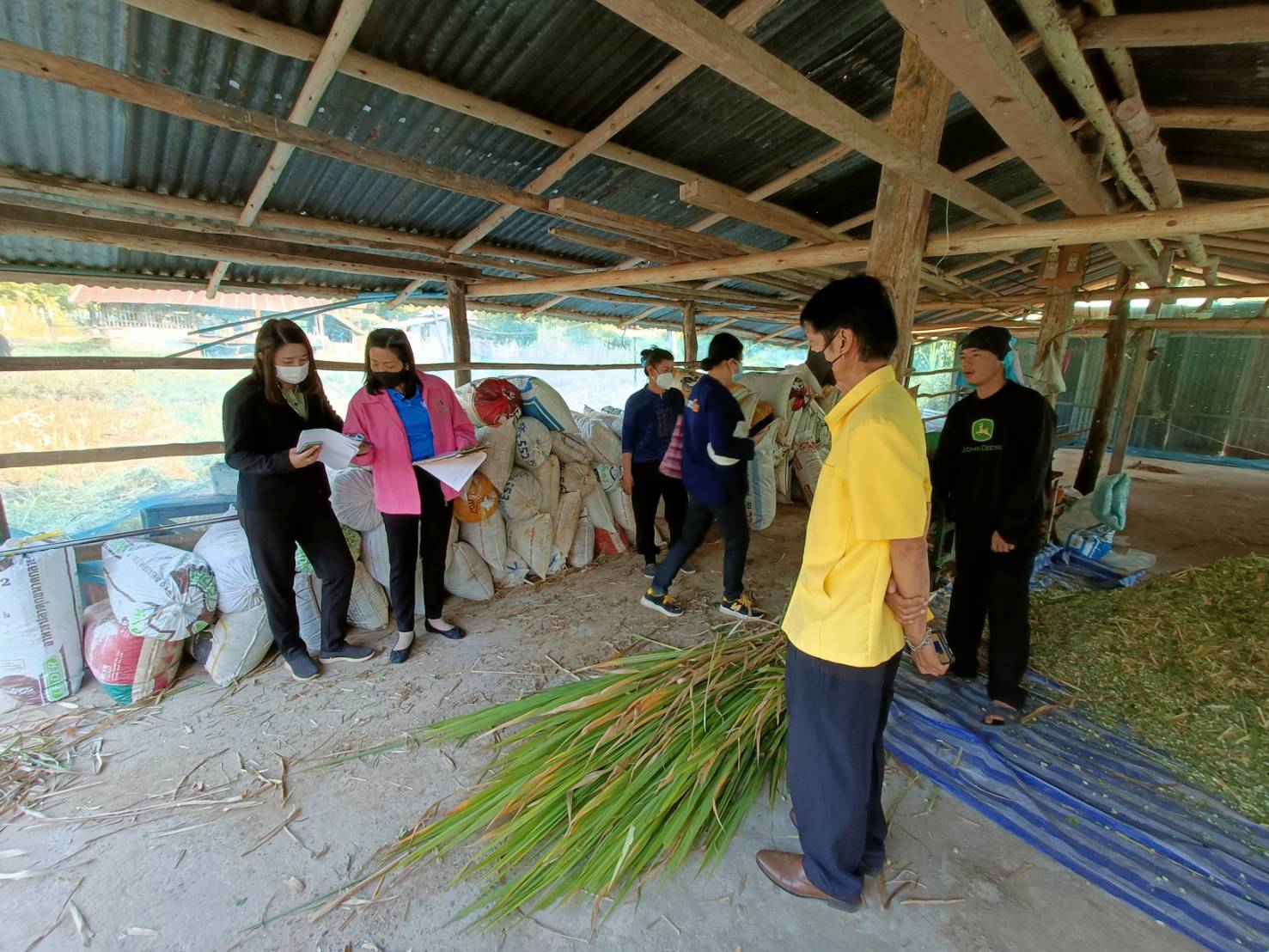 คณะอนุกรรมการบริหารกองทุนพัฒนาบทบาทสตรีจังหวัดหนองคาย ลงพื้นที่ติดตามประเมินและกลั่นกรองโครงการของสมาชิกกองทุนพัฒนาบทบาทสตรี ที่ยื่นขอกู้ยืมทุนหมุนเวียน อ.ท่าบ่อ