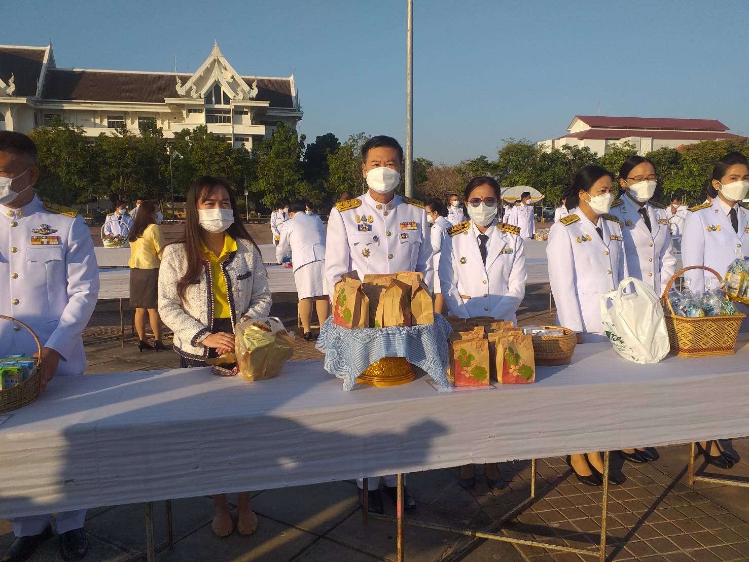 พช.หนองคาย ร่วมกิจกรรมทำบุญตักบาตร พระสงฆ์จำนวน 89 รูปและเจริญพระพุทธมนต์ ถวายพระราชกุศลพระบาทสมเด็จพระบรมชนกาธิเบศร มหาภูมิพลอดุลเดชมหาราช บรมนาถบพิตร เนื่องในวันคล้ายวันพระราชสมภพ