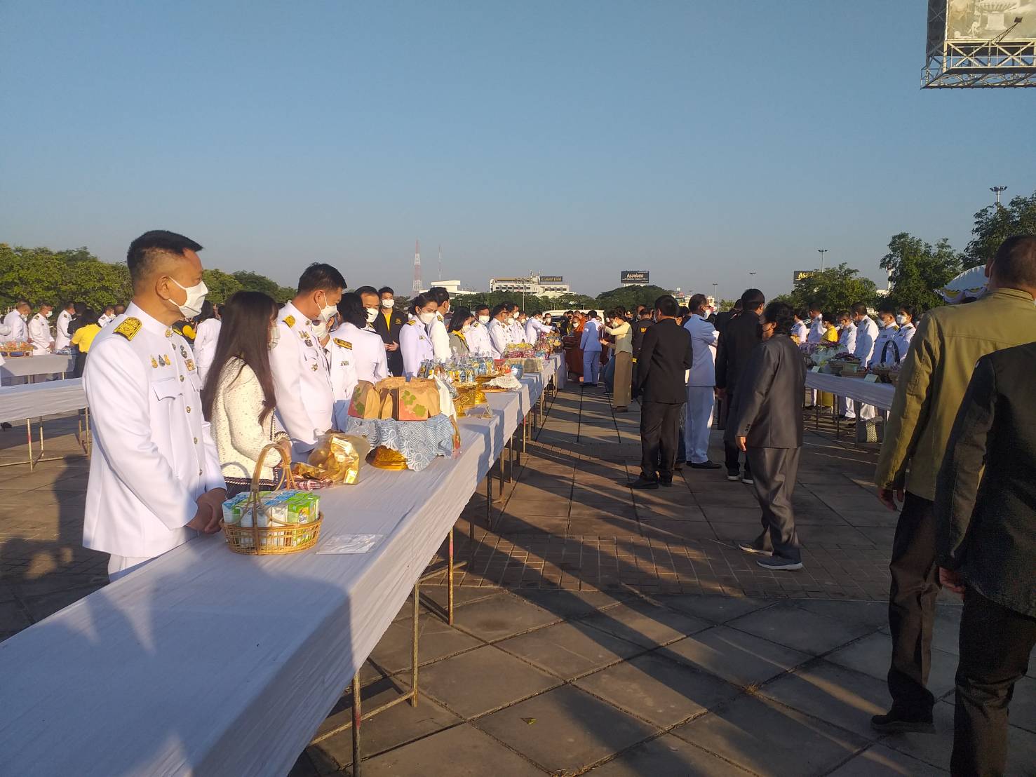 พช.หนองคาย ร่วมกิจกรรมทำบุญตักบาตร พระสงฆ์จำนวน 89 รูปและเจริญพระพุทธมนต์ ถวายพระราชกุศลพระบาทสมเด็จพระบรมชนกาธิเบศร มหาภูมิพลอดุลเดชมหาราช บรมนาถบพิตร เนื่องในวันคล้ายวันพระราชสมภพ