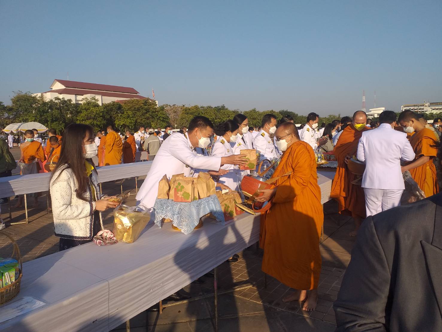พช.หนองคาย ร่วมกิจกรรมทำบุญตักบาตร พระสงฆ์จำนวน 89 รูปและเจริญพระพุทธมนต์ ถวายพระราชกุศลพระบาทสมเด็จพระบรมชนกาธิเบศร มหาภูมิพลอดุลเดชมหาราช บรมนาถบพิตร เนื่องในวันคล้ายวันพระราชสมภพ
