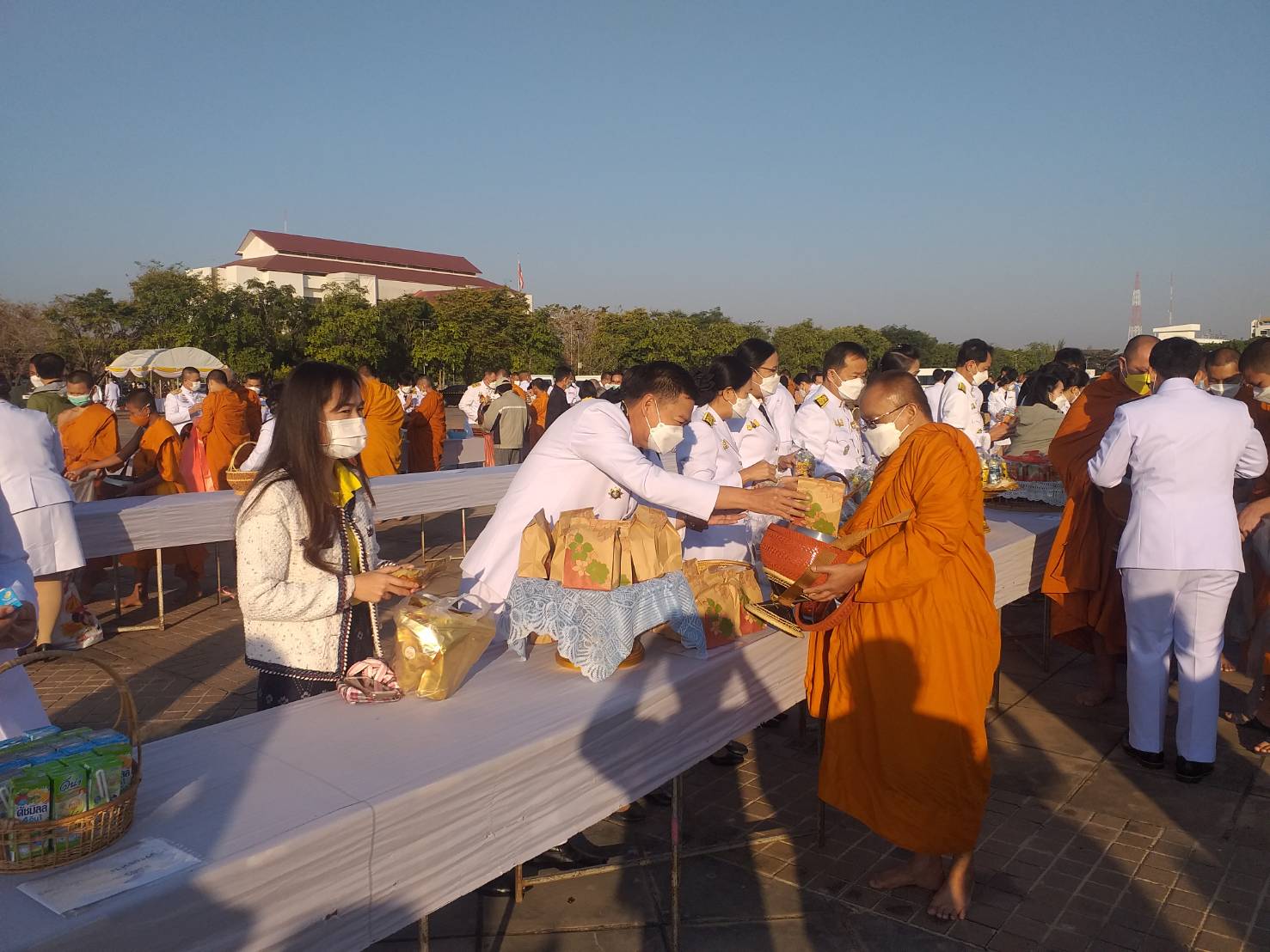 พช.หนองคาย ร่วมกิจกรรมทำบุญตักบาตร พระสงฆ์จำนวน 89 รูปและเจริญพระพุทธมนต์ ถวายพระราชกุศลพระบาทสมเด็จพระบรมชนกาธิเบศร มหาภูมิพลอดุลเดชมหาราช บรมนาถบพิตร เนื่องในวันคล้ายวันพระราชสมภพ