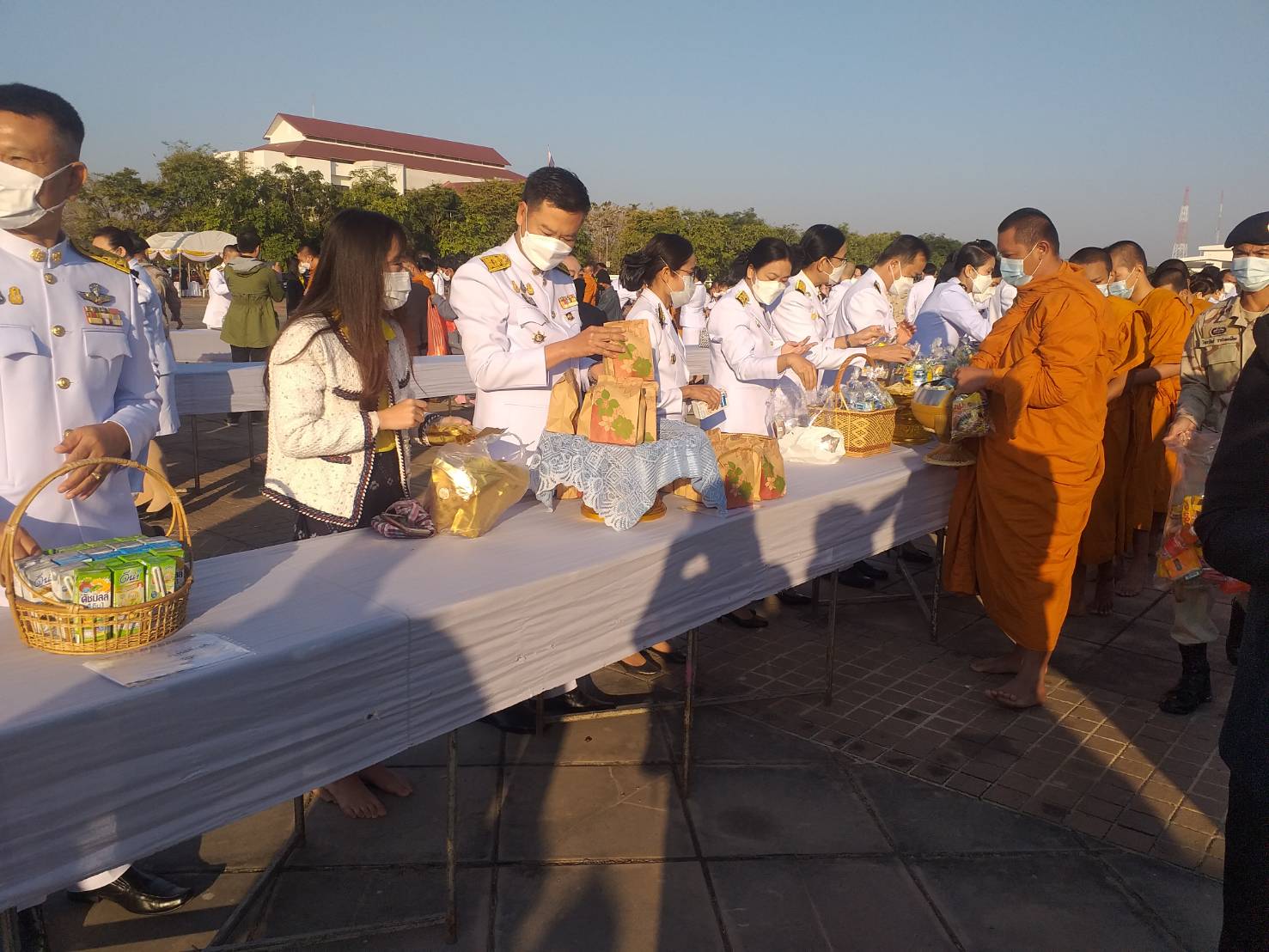 พช.หนองคาย ร่วมกิจกรรมทำบุญตักบาตร พระสงฆ์จำนวน 89 รูปและเจริญพระพุทธมนต์ ถวายพระราชกุศลพระบาทสมเด็จพระบรมชนกาธิเบศร มหาภูมิพลอดุลเดชมหาราช บรมนาถบพิตร เนื่องในวันคล้ายวันพระราชสมภพ