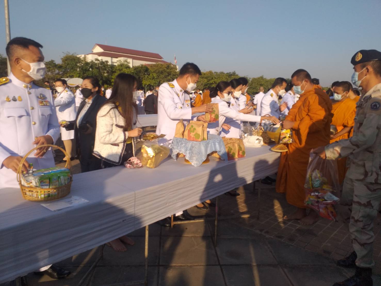 พช.หนองคาย ร่วมกิจกรรมทำบุญตักบาตร พระสงฆ์จำนวน 89 รูปและเจริญพระพุทธมนต์ ถวายพระราชกุศลพระบาทสมเด็จพระบรมชนกาธิเบศร มหาภูมิพลอดุลเดชมหาราช บรมนาถบพิตร เนื่องในวันคล้ายวันพระราชสมภพ