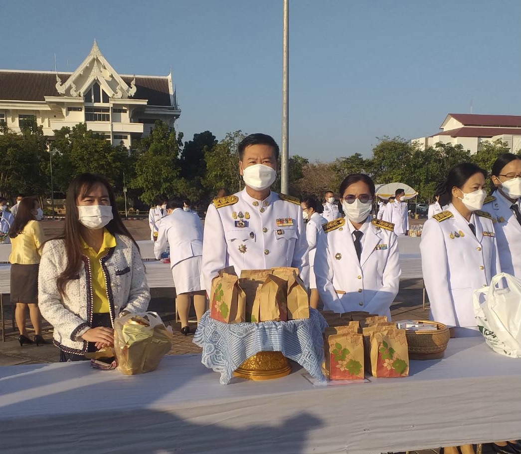 พช.หนองคาย ร่วมกิจกรรมทำบุญตักบาตร พระสงฆ์จำนวน 89 รูปและเจริญพระพุทธมนต์ ถวายพระราชกุศลพระบาทสมเด็จพระบรมชนกาธิเบศร มหาภูมิพลอดุลเดชมหาราช บรมนาถบพิตร เนื่องในวันคล้ายวันพระราชสมภพ