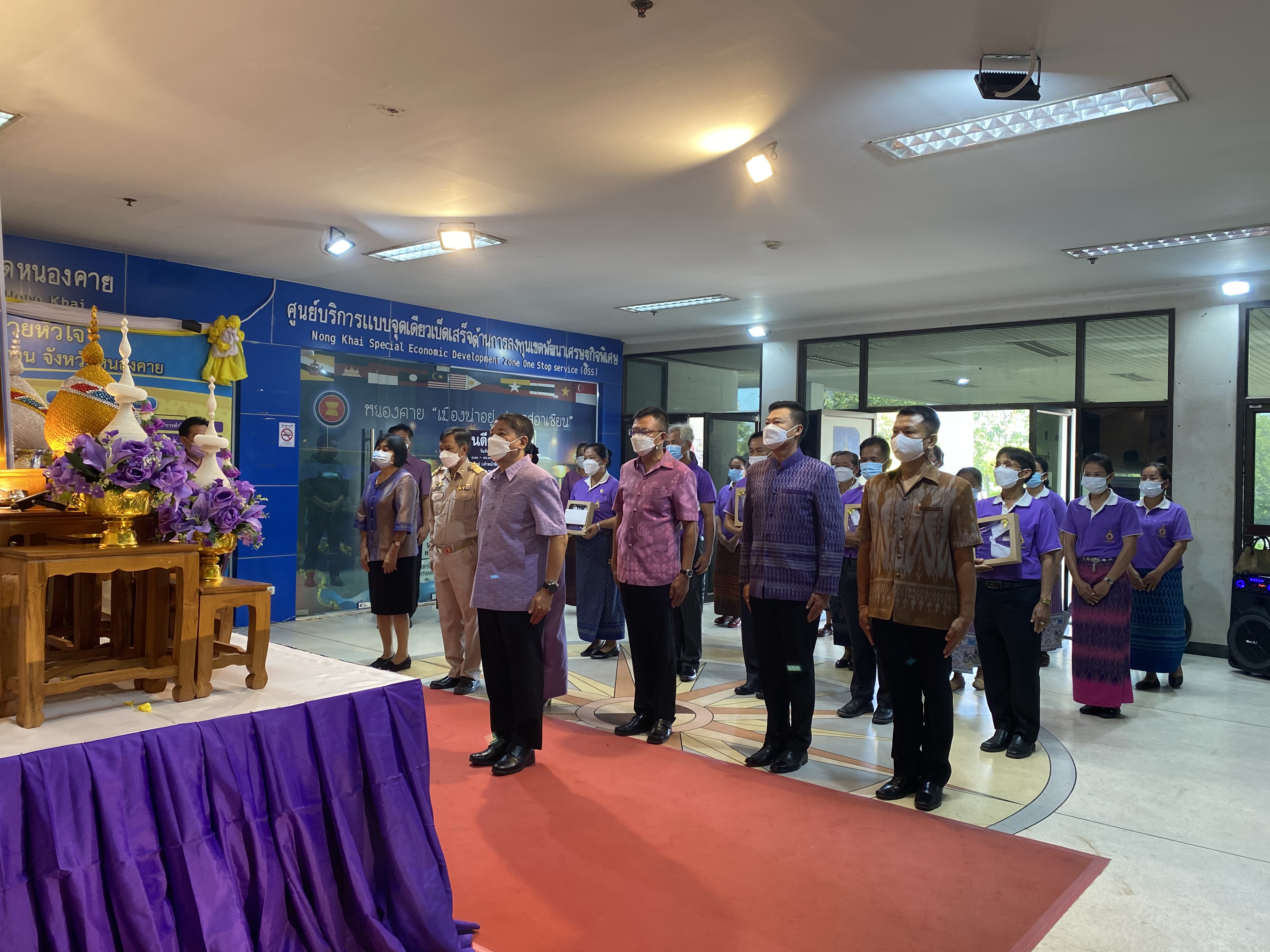 พช.หนองคาย ร่วมพิธีมอบเสื้อพระราชทานให้แก่สมาชิกโครงการส่งเสริมเศรษฐกิจพอเพียงในชุมชน