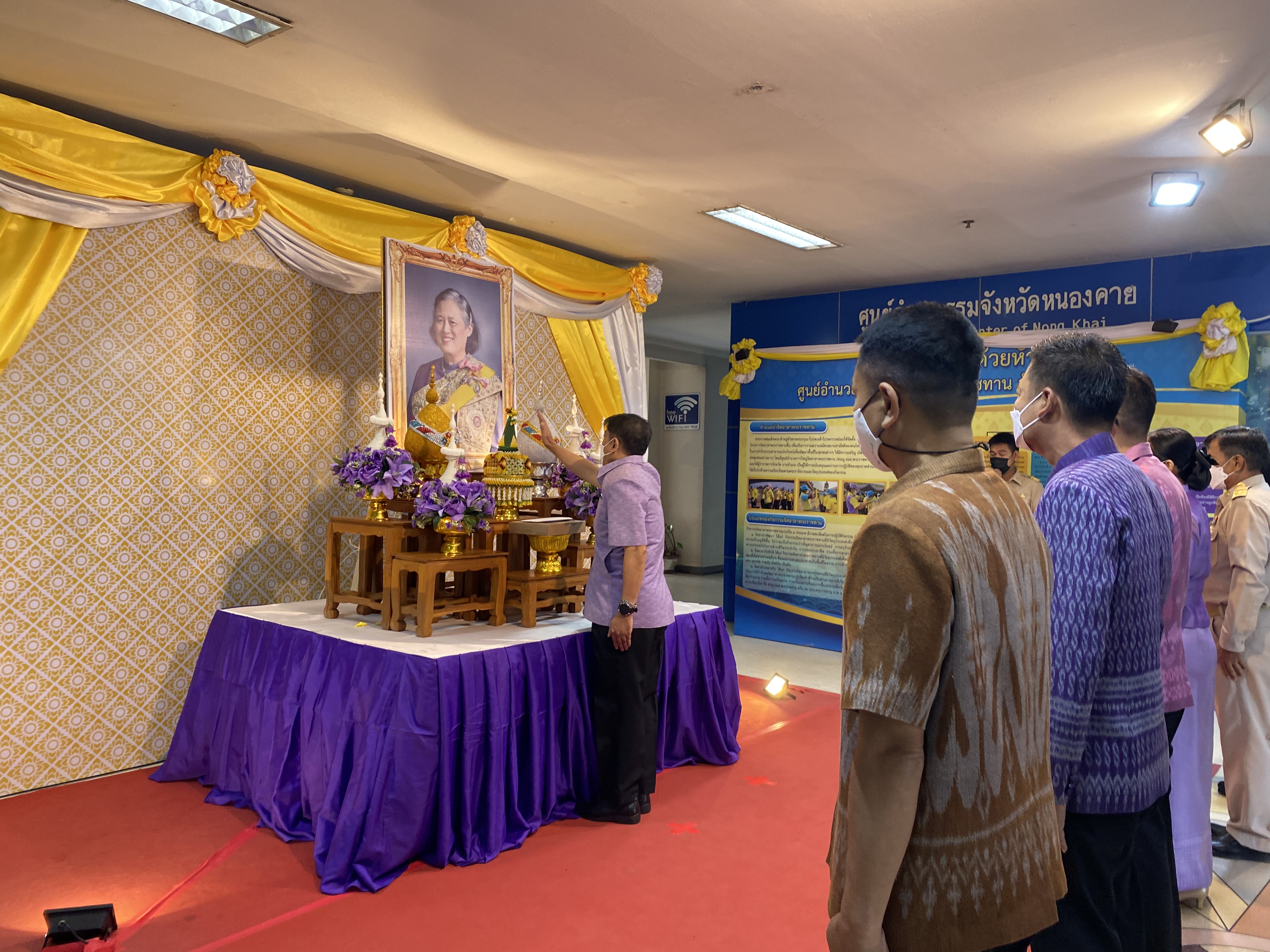 พช.หนองคาย ร่วมพิธีมอบเสื้อพระราชทานให้แก่สมาชิกโครงการส่งเสริมเศรษฐกิจพอเพียงในชุมชน