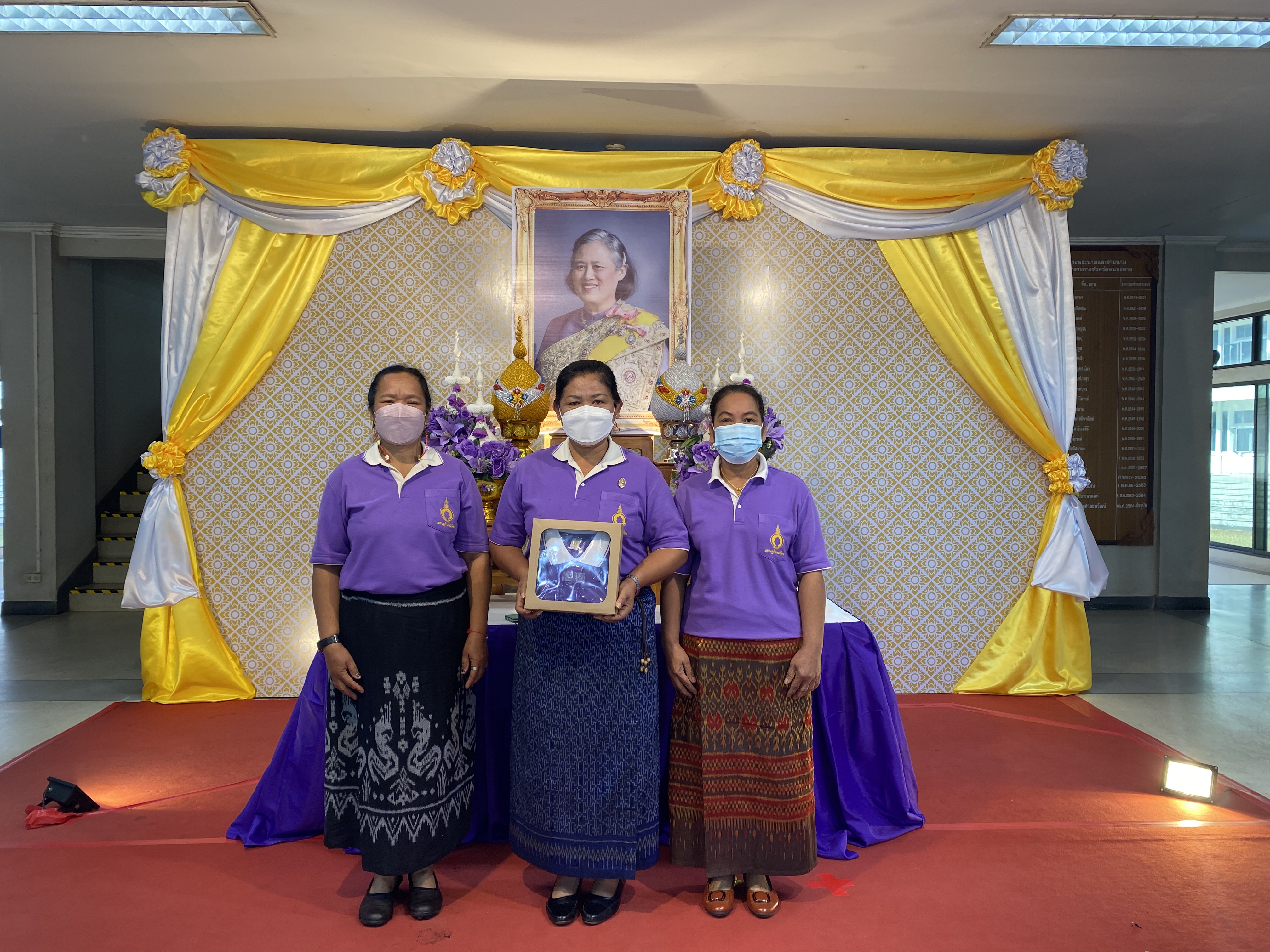 พช.หนองคาย ร่วมพิธีมอบเสื้อพระราชทานให้แก่สมาชิกโครงการส่งเสริมเศรษฐกิจพอเพียงในชุมชน