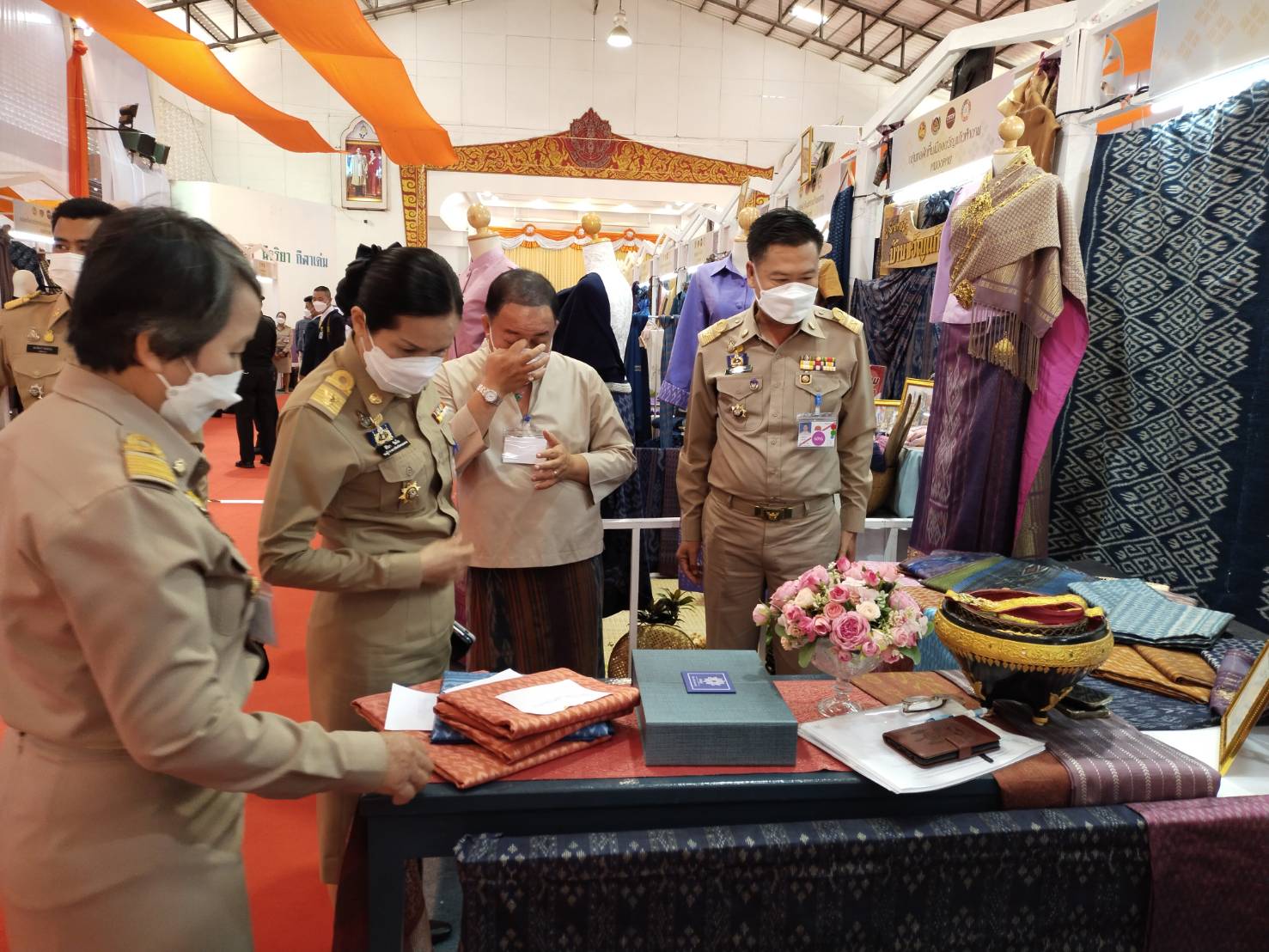 จังหวัดหนองคาย เฝ้ารับเสด็จ สมเด็จพระเจ้าลูกเธอ เจ้าฟ้าสิริวัณณวรี นารีรัตนราชกัญญา ในการเสด็จทอดพระเนตรนิทรรศการกลุ่มทอผ้าไหมกลุ่มแรกของมูลนิธิส่งเสริมศิลปาชีพในสมเด็จพระนางเจ้าสิริกิติ์ พระบรมราชินีนารถ