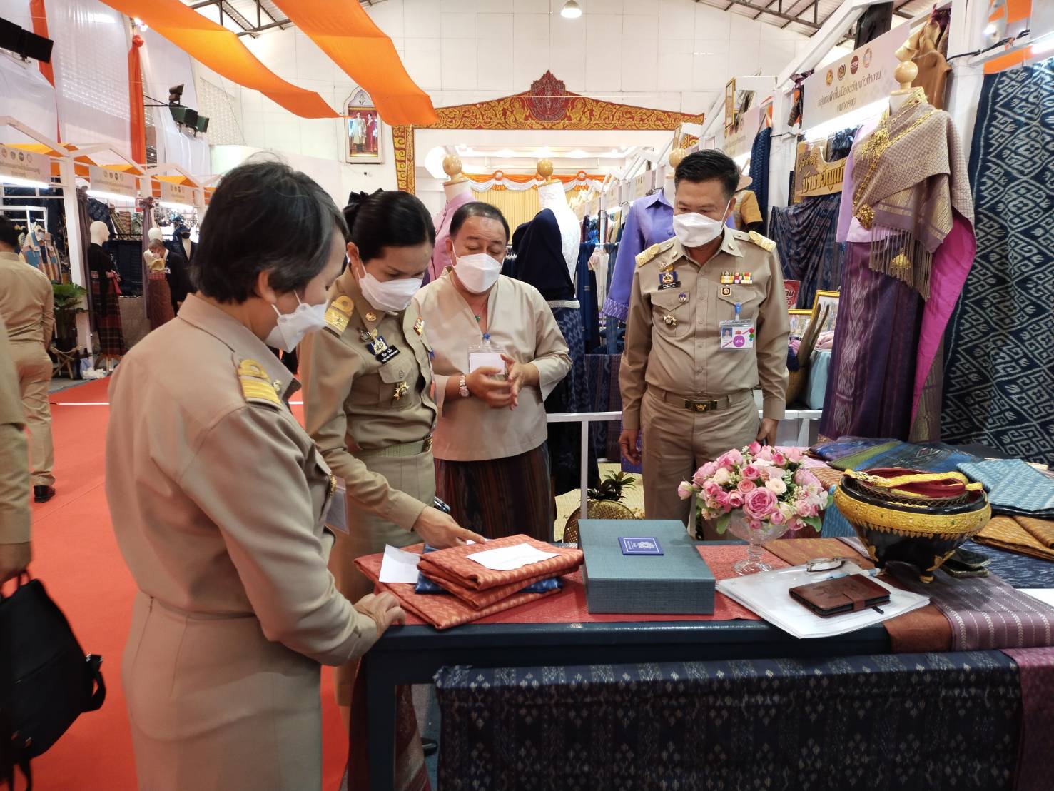 จังหวัดหนองคาย เฝ้ารับเสด็จ สมเด็จพระเจ้าลูกเธอ เจ้าฟ้าสิริวัณณวรี นารีรัตนราชกัญญา ในการเสด็จทอดพระเนตรนิทรรศการกลุ่มทอผ้าไหมกลุ่มแรกของมูลนิธิส่งเสริมศิลปาชีพในสมเด็จพระนางเจ้าสิริกิติ์ พระบรมราชินีนารถ