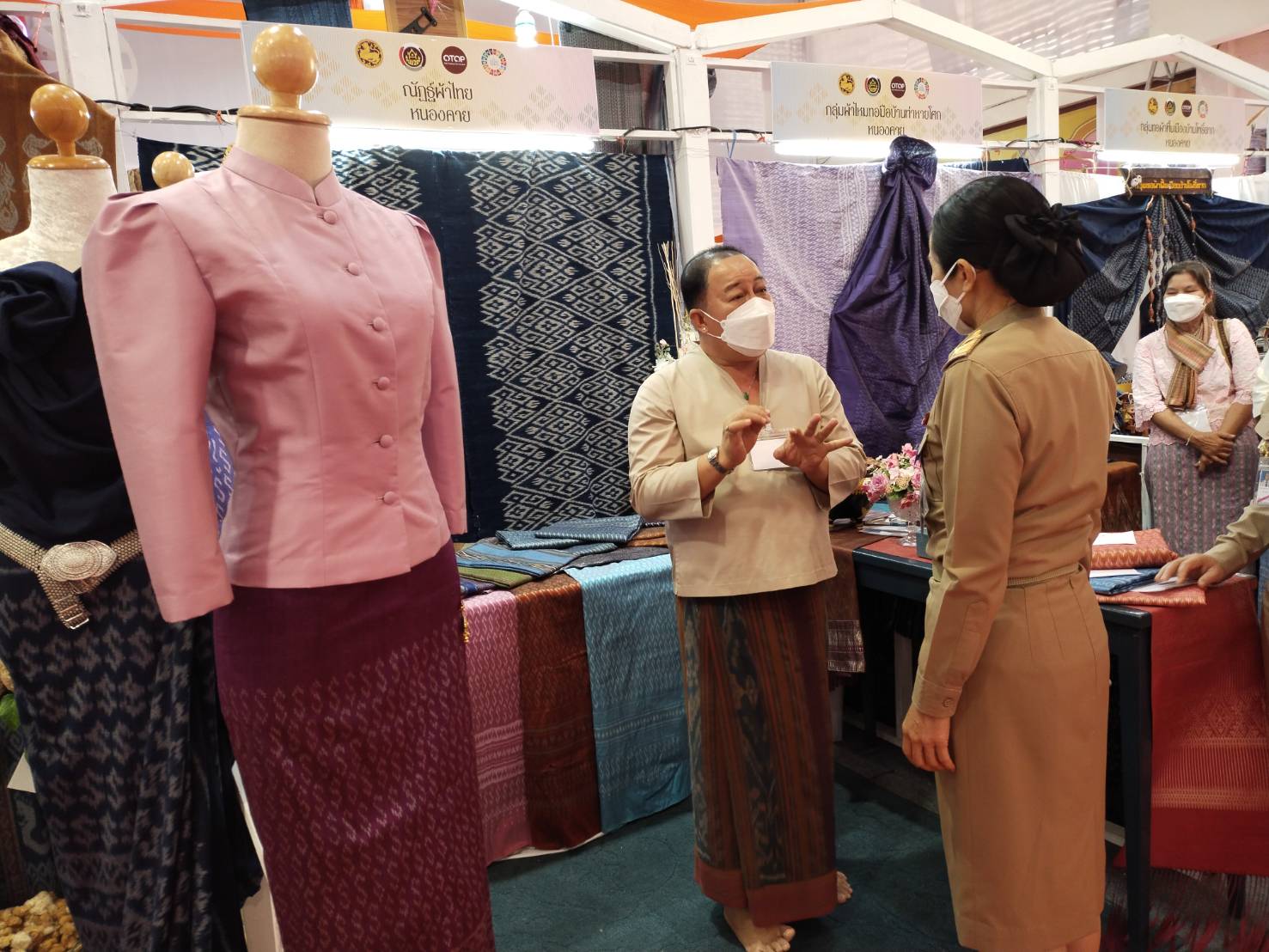 จังหวัดหนองคาย เฝ้ารับเสด็จ สมเด็จพระเจ้าลูกเธอ เจ้าฟ้าสิริวัณณวรี นารีรัตนราชกัญญา ในการเสด็จทอดพระเนตรนิทรรศการกลุ่มทอผ้าไหมกลุ่มแรกของมูลนิธิส่งเสริมศิลปาชีพในสมเด็จพระนางเจ้าสิริกิติ์ พระบรมราชินีนารถ