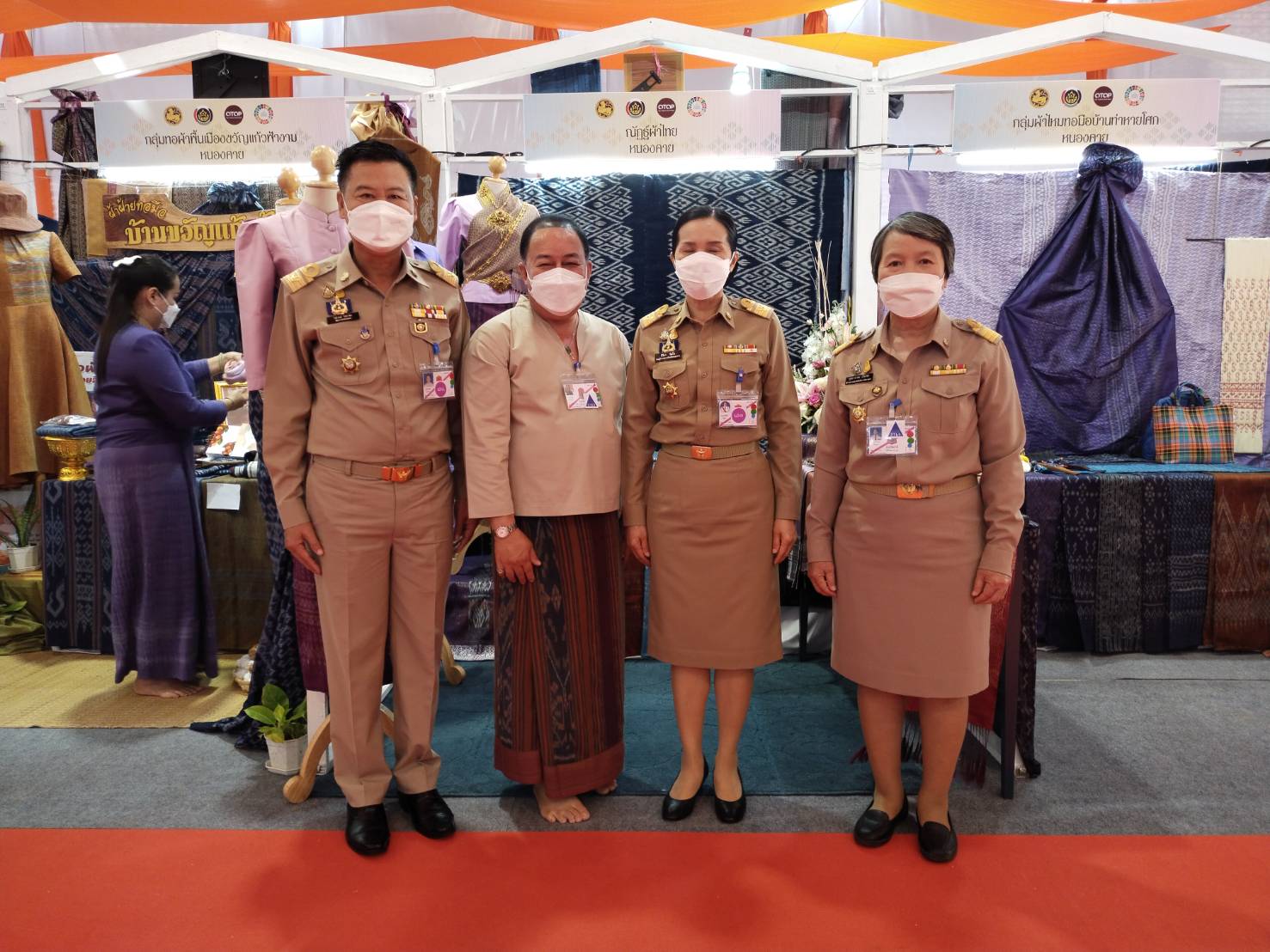 จังหวัดหนองคาย เฝ้ารับเสด็จ สมเด็จพระเจ้าลูกเธอ เจ้าฟ้าสิริวัณณวรี นารีรัตนราชกัญญา ในการเสด็จทอดพระเนตรนิทรรศการกลุ่มทอผ้าไหมกลุ่มแรกของมูลนิธิส่งเสริมศิลปาชีพในสมเด็จพระนางเจ้าสิริกิติ์ พระบรมราชินีนารถ