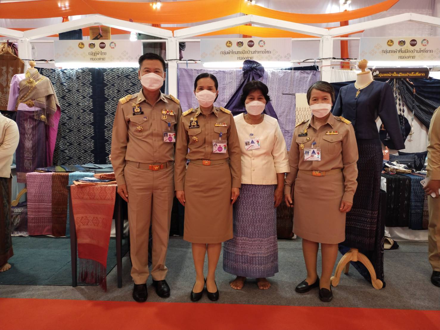 จังหวัดหนองคาย เฝ้ารับเสด็จ สมเด็จพระเจ้าลูกเธอ เจ้าฟ้าสิริวัณณวรี นารีรัตนราชกัญญา ในการเสด็จทอดพระเนตรนิทรรศการกลุ่มทอผ้าไหมกลุ่มแรกของมูลนิธิส่งเสริมศิลปาชีพในสมเด็จพระนางเจ้าสิริกิติ์ พระบรมราชินีนารถ