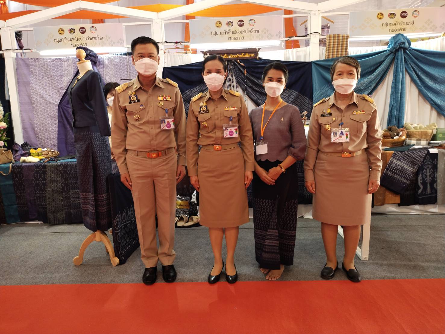 จังหวัดหนองคาย เฝ้ารับเสด็จ สมเด็จพระเจ้าลูกเธอ เจ้าฟ้าสิริวัณณวรี นารีรัตนราชกัญญา ในการเสด็จทอดพระเนตรนิทรรศการกลุ่มทอผ้าไหมกลุ่มแรกของมูลนิธิส่งเสริมศิลปาชีพในสมเด็จพระนางเจ้าสิริกิติ์ พระบรมราชินีนารถ