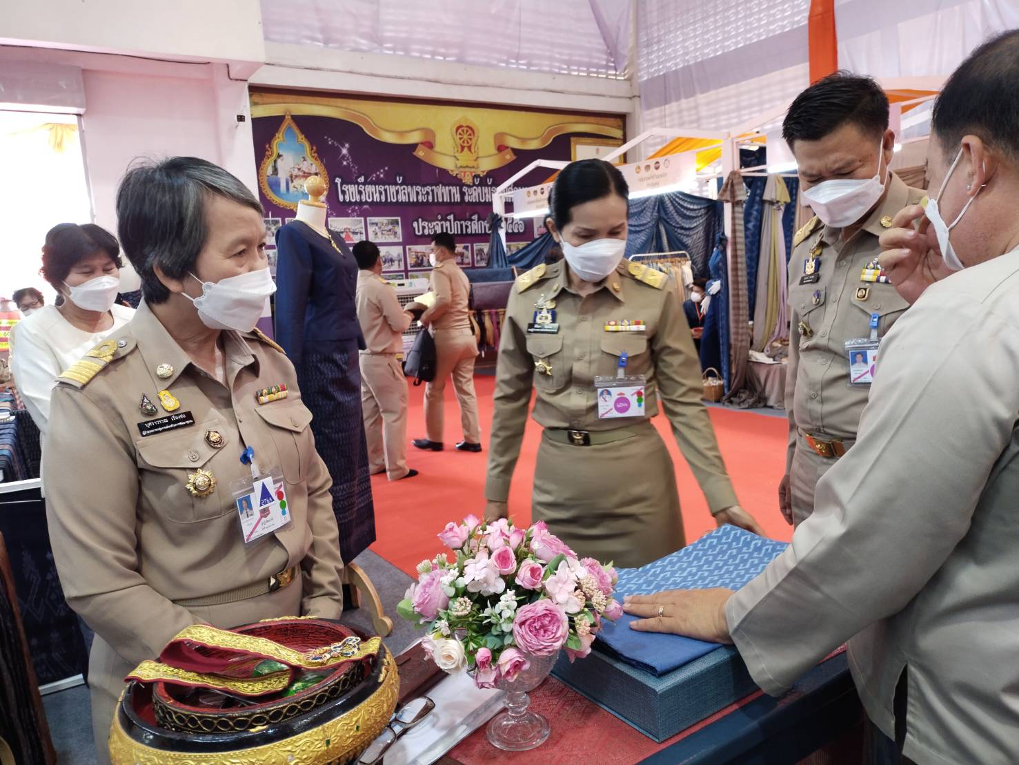 จังหวัดหนองคาย เฝ้ารับเสด็จ สมเด็จพระเจ้าลูกเธอ เจ้าฟ้าสิริวัณณวรี นารีรัตนราชกัญญา ในการเสด็จทอดพระเนตรนิทรรศการกลุ่มทอผ้าไหมกลุ่มแรกของมูลนิธิส่งเสริมศิลปาชีพในสมเด็จพระนางเจ้าสิริกิติ์ พระบรมราชินีนารถ