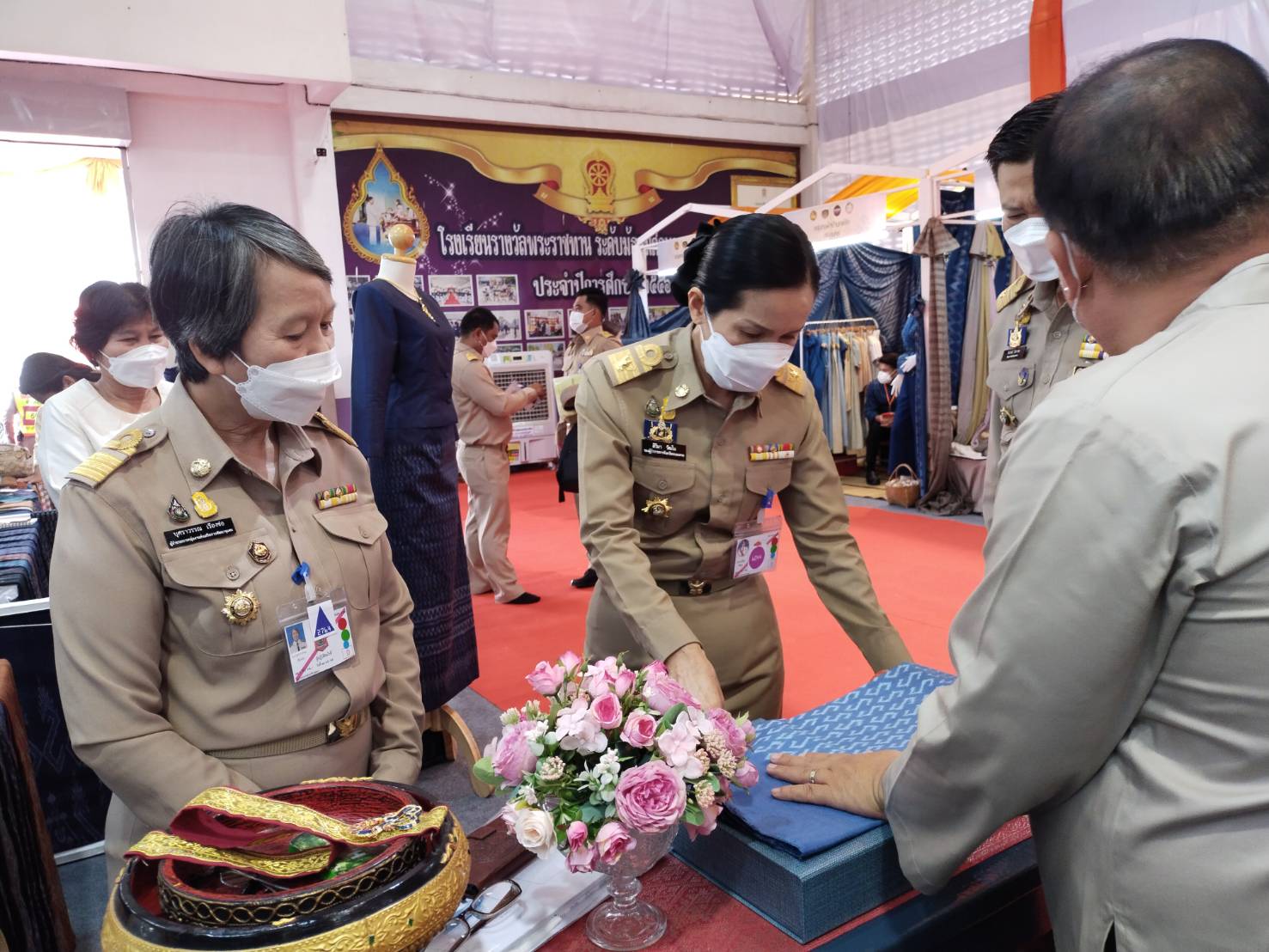 จังหวัดหนองคาย เฝ้ารับเสด็จ สมเด็จพระเจ้าลูกเธอ เจ้าฟ้าสิริวัณณวรี นารีรัตนราชกัญญา ในการเสด็จทอดพระเนตรนิทรรศการกลุ่มทอผ้าไหมกลุ่มแรกของมูลนิธิส่งเสริมศิลปาชีพในสมเด็จพระนางเจ้าสิริกิติ์ พระบรมราชินีนารถ