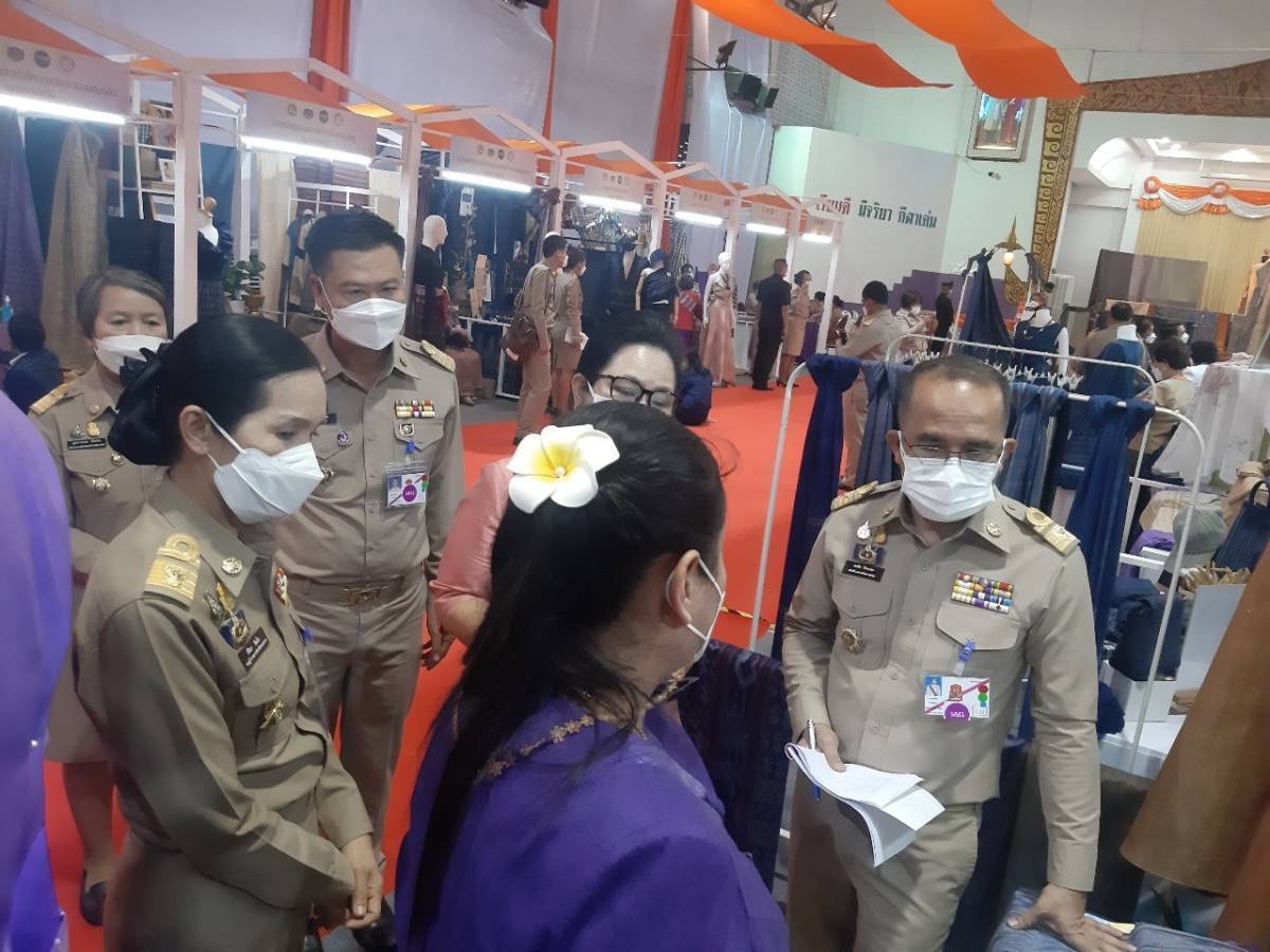 จังหวัดหนองคาย เฝ้ารับเสด็จ สมเด็จพระเจ้าลูกเธอ เจ้าฟ้าสิริวัณณวรี นารีรัตนราชกัญญา ในการเสด็จทอดพระเนตรนิทรรศการกลุ่มทอผ้าไหมกลุ่มแรกของมูลนิธิส่งเสริมศิลปาชีพในสมเด็จพระนางเจ้าสิริกิติ์ พระบรมราชินีนารถ