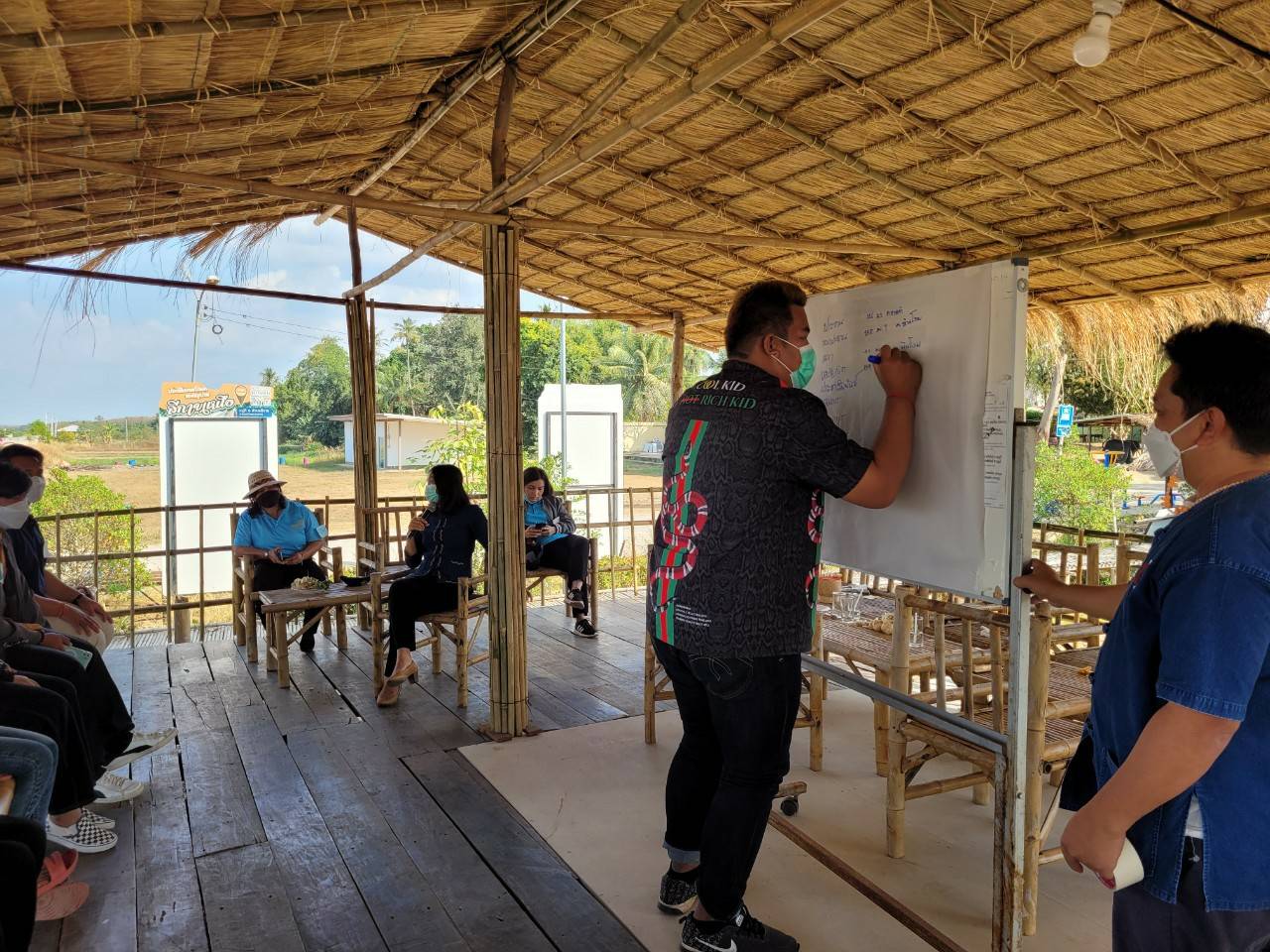 พช.หนองคาย ดำเนินโครงการส่งเสริมและพัฒนาหมู่บ้านกองทุนแม่ของแผ่นดิน กิจกรรม สนับสนุนกิจกรรมศูนย์เรียนรู้ต้นแบบหนุนเสริมสัมมาชีพชุมชนแก่เยาวชนกลุ่มเสี่ยงและผู้ผ่านการบำบัด