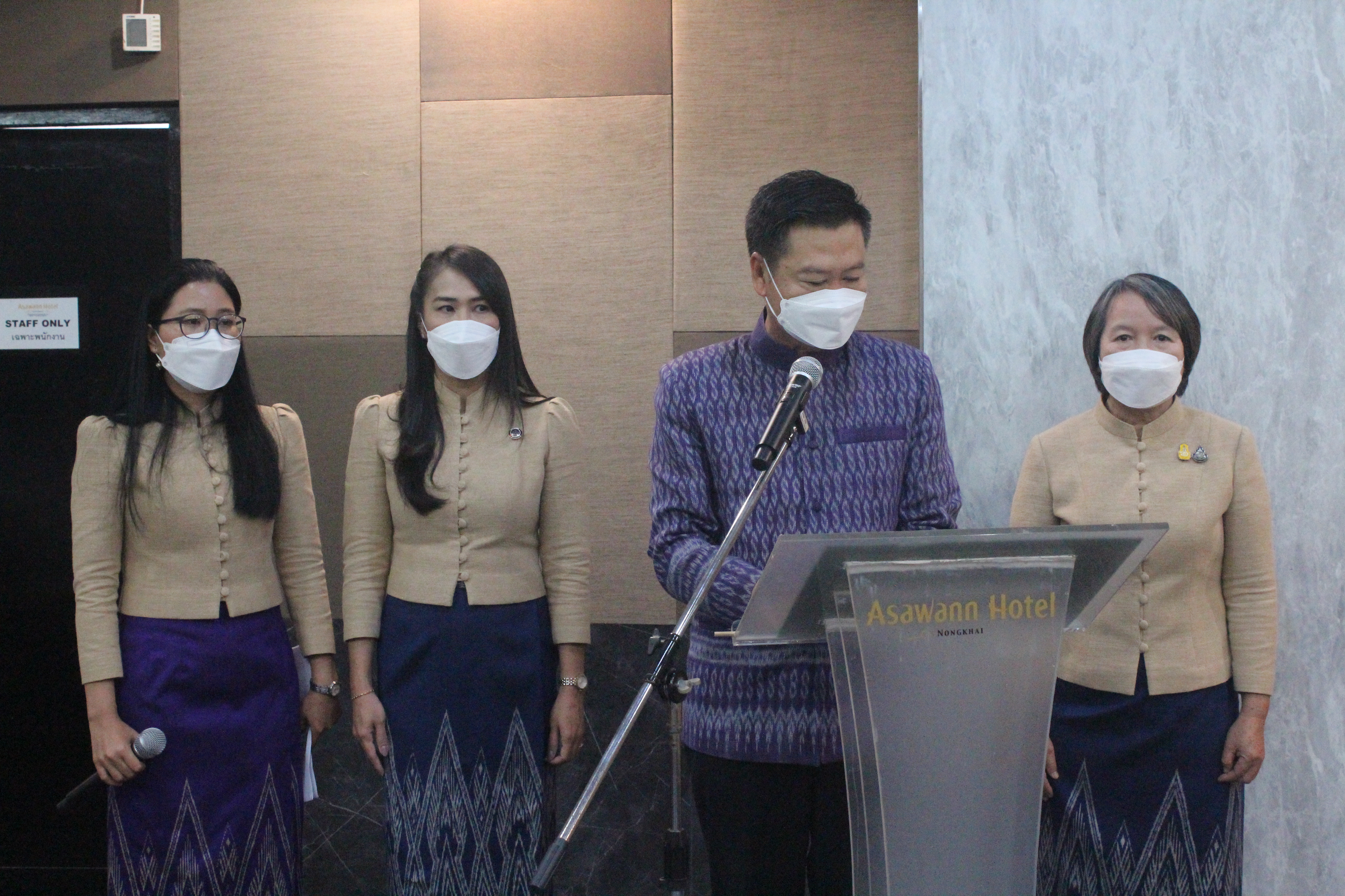 พช.หนองคาย ประชุมให้ความรู้แก่ผู้ผลิต ผู้ประกอบการ OTOP ตามโครงการส่งเสริมกระบวนการเครือข่ายองค์ความรู้ (Knowledge – Based OTOP : KBO)