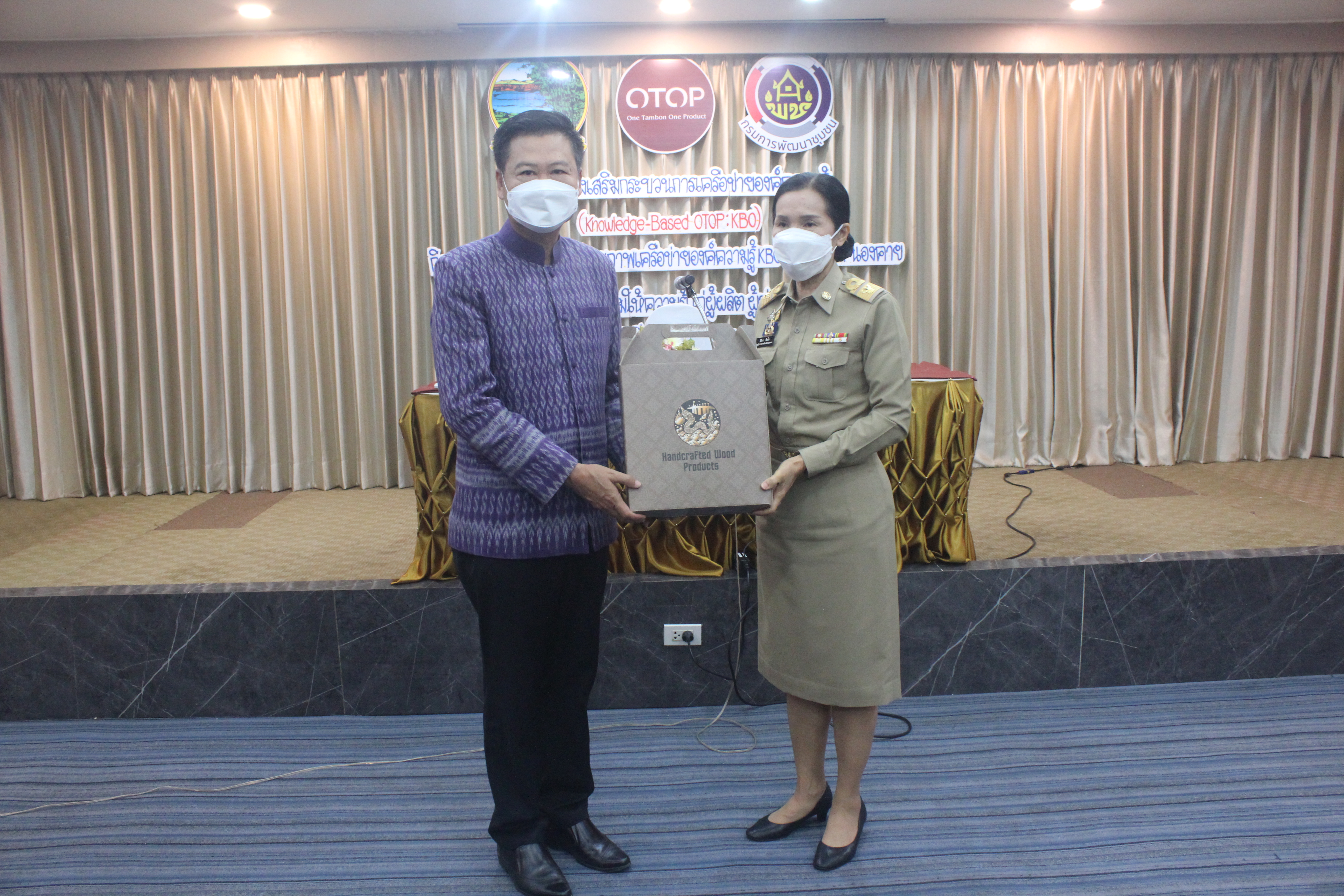 พช.หนองคาย ประชุมให้ความรู้แก่ผู้ผลิต ผู้ประกอบการ OTOP ตามโครงการส่งเสริมกระบวนการเครือข่ายองค์ความรู้ (Knowledge – Based OTOP : KBO)