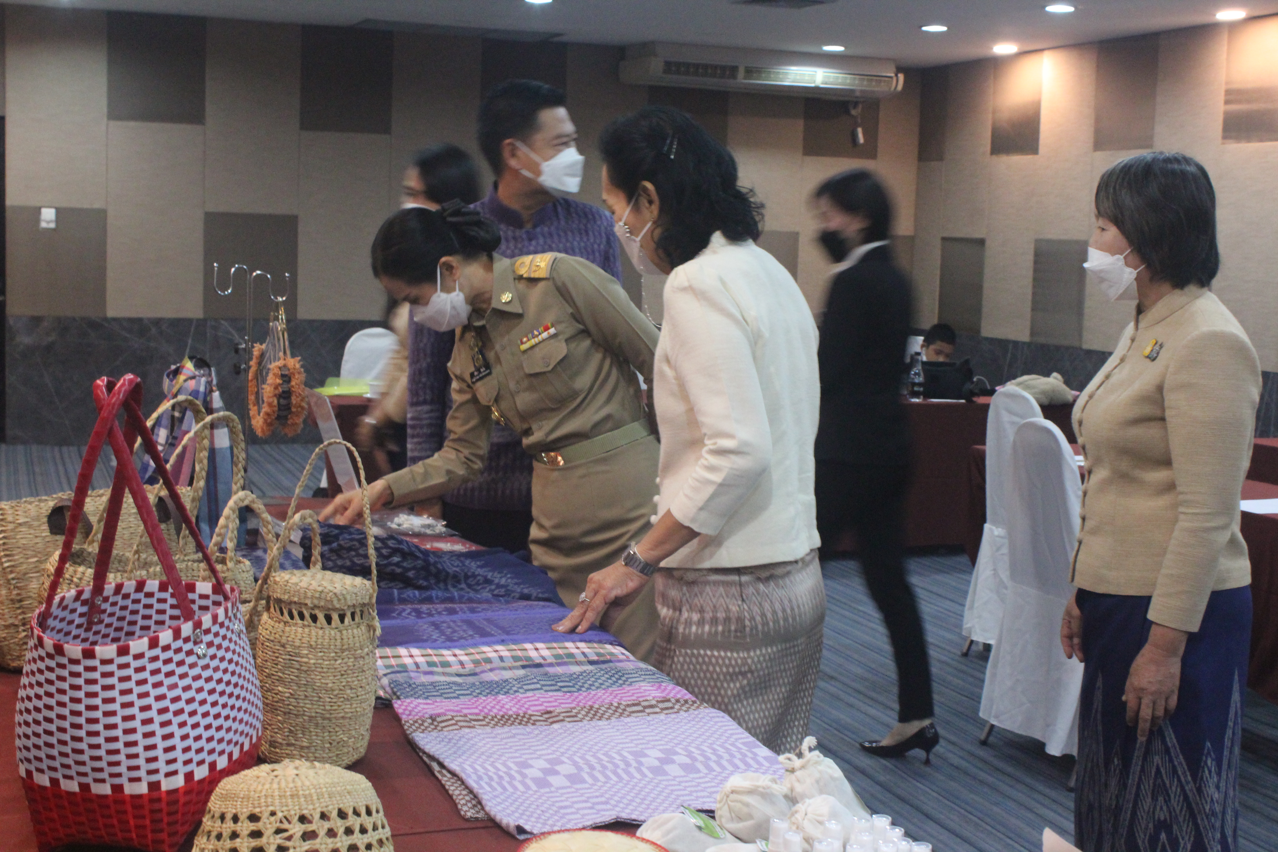 พช.หนองคาย ประชุมให้ความรู้แก่ผู้ผลิต ผู้ประกอบการ OTOP ตามโครงการส่งเสริมกระบวนการเครือข่ายองค์ความรู้ (Knowledge – Based OTOP : KBO)