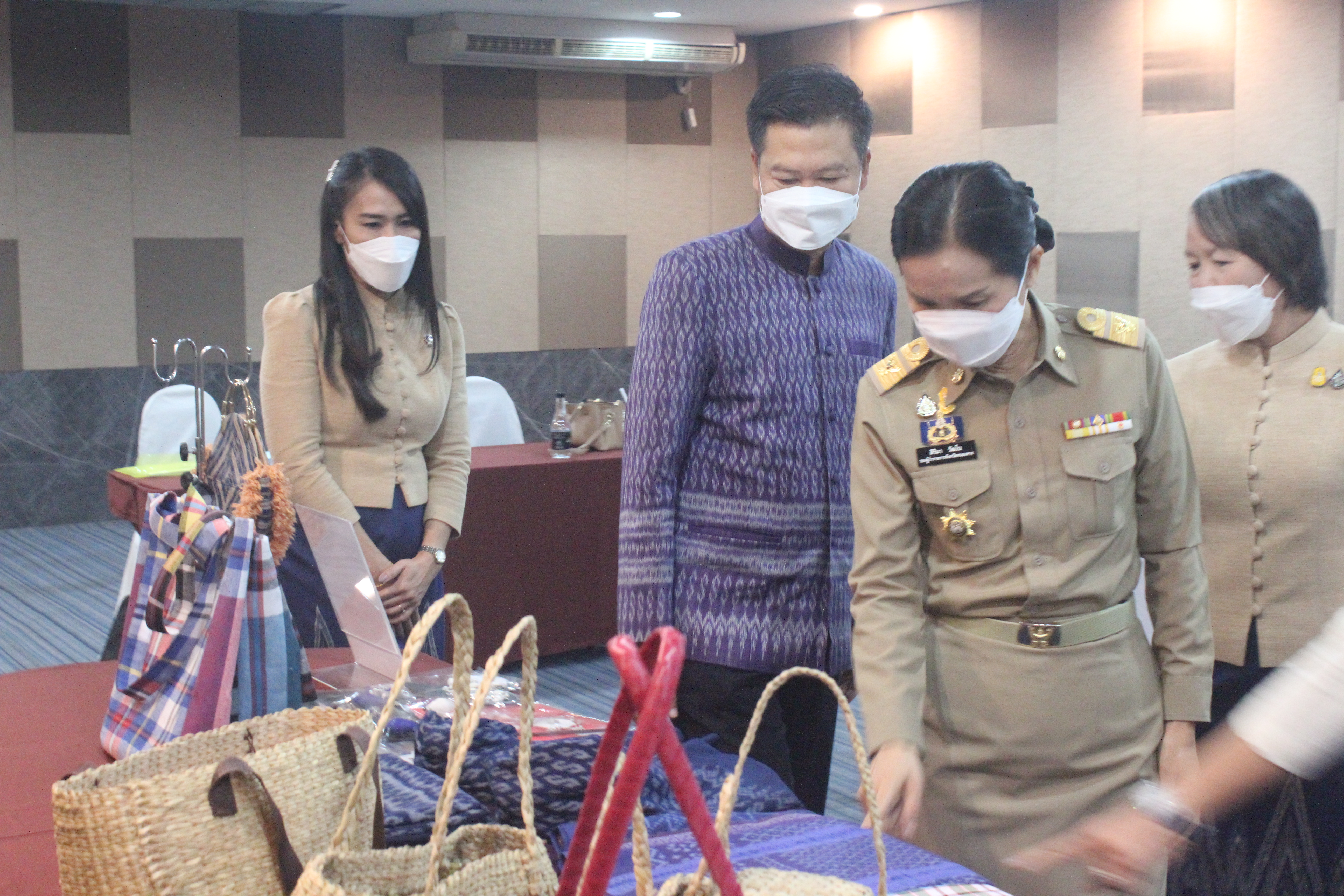 พช.หนองคาย ประชุมให้ความรู้แก่ผู้ผลิต ผู้ประกอบการ OTOP ตามโครงการส่งเสริมกระบวนการเครือข่ายองค์ความรู้ (Knowledge – Based OTOP : KBO)