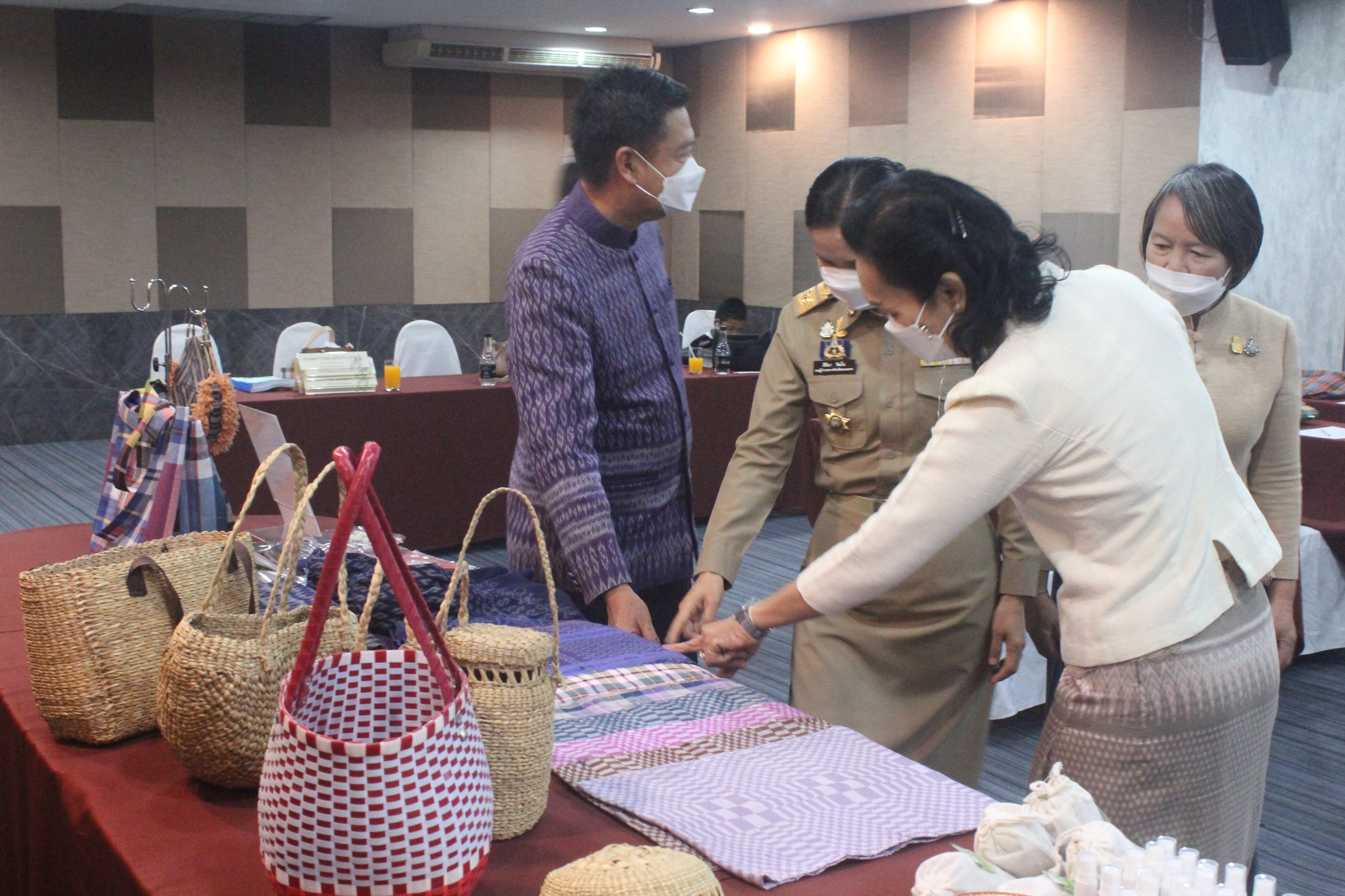 พช.หนองคาย ประชุมให้ความรู้แก่ผู้ผลิต ผู้ประกอบการ OTOP ตามโครงการส่งเสริมกระบวนการเครือข่ายองค์ความรู้ (Knowledge – Based OTOP : KBO)