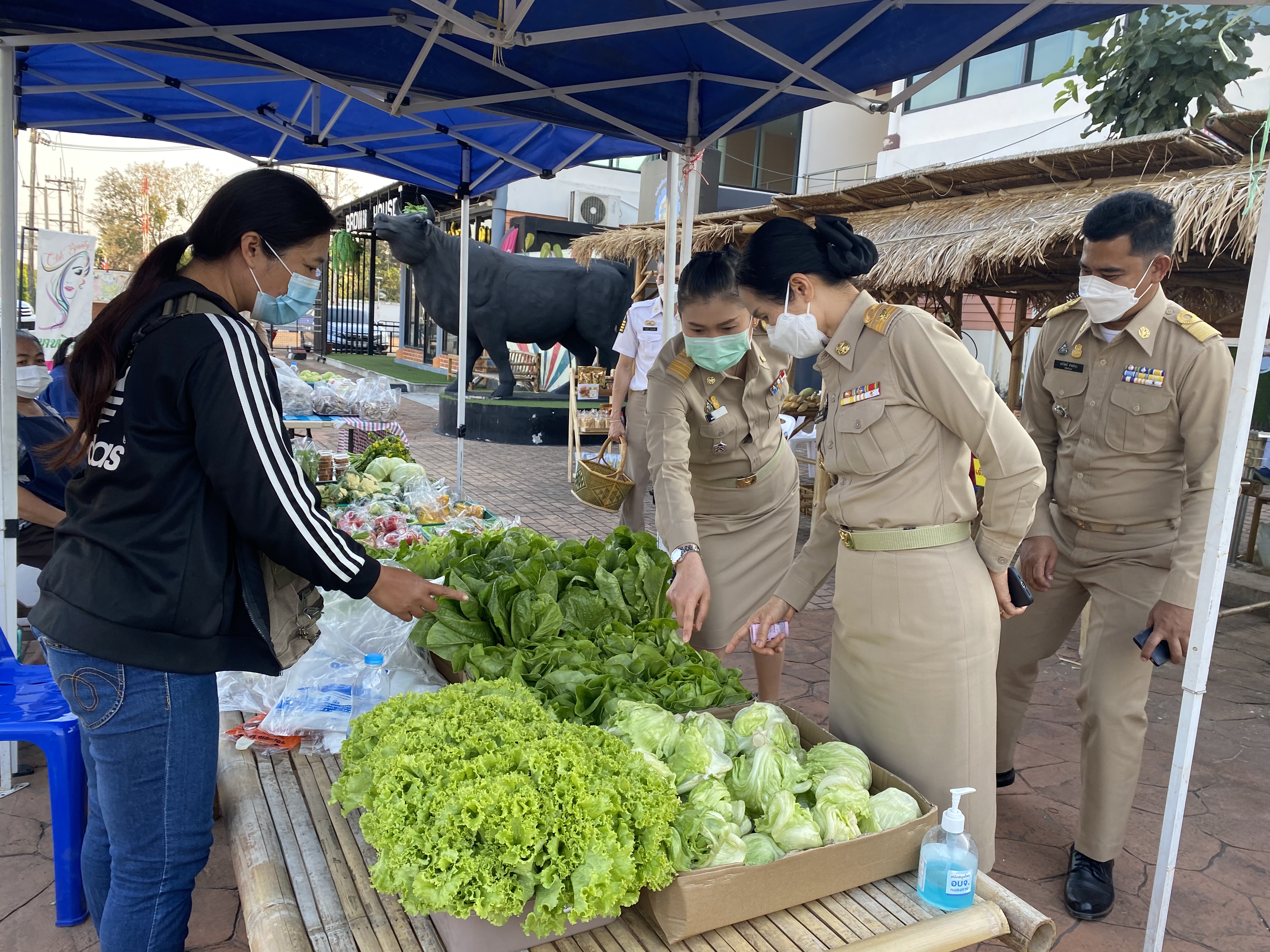 พช.หนองคาย จัดตลาดชุมชน คนหนองคาย เพื่อแก้ไขปัญหา และบรรเทาปัญหาค่าครองชีพ