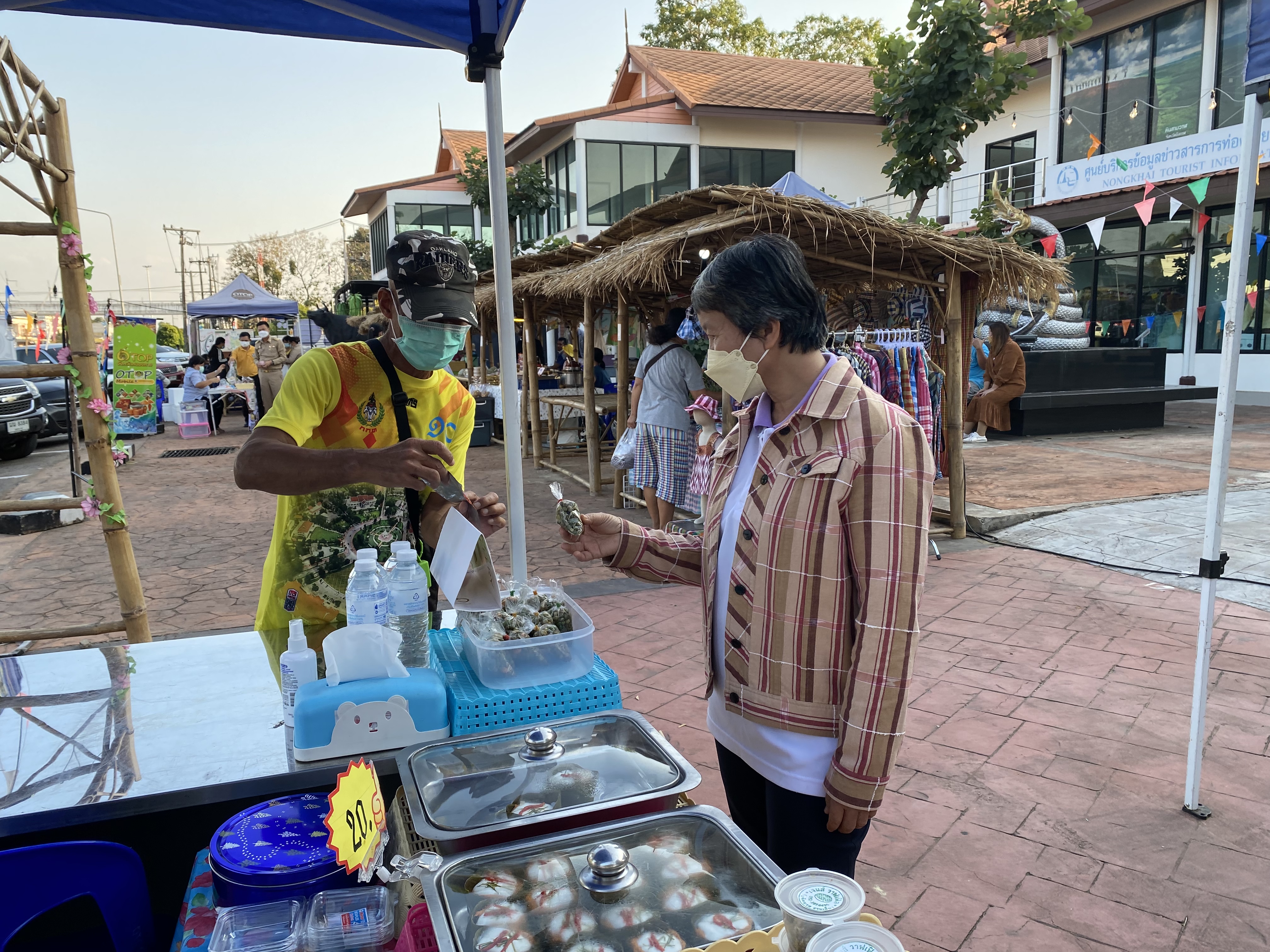 พช.หนองคาย จัดตลาดชุมชน คนหนองคาย เพื่อแก้ไขปัญหา และบรรเทาปัญหาค่าครองชีพ