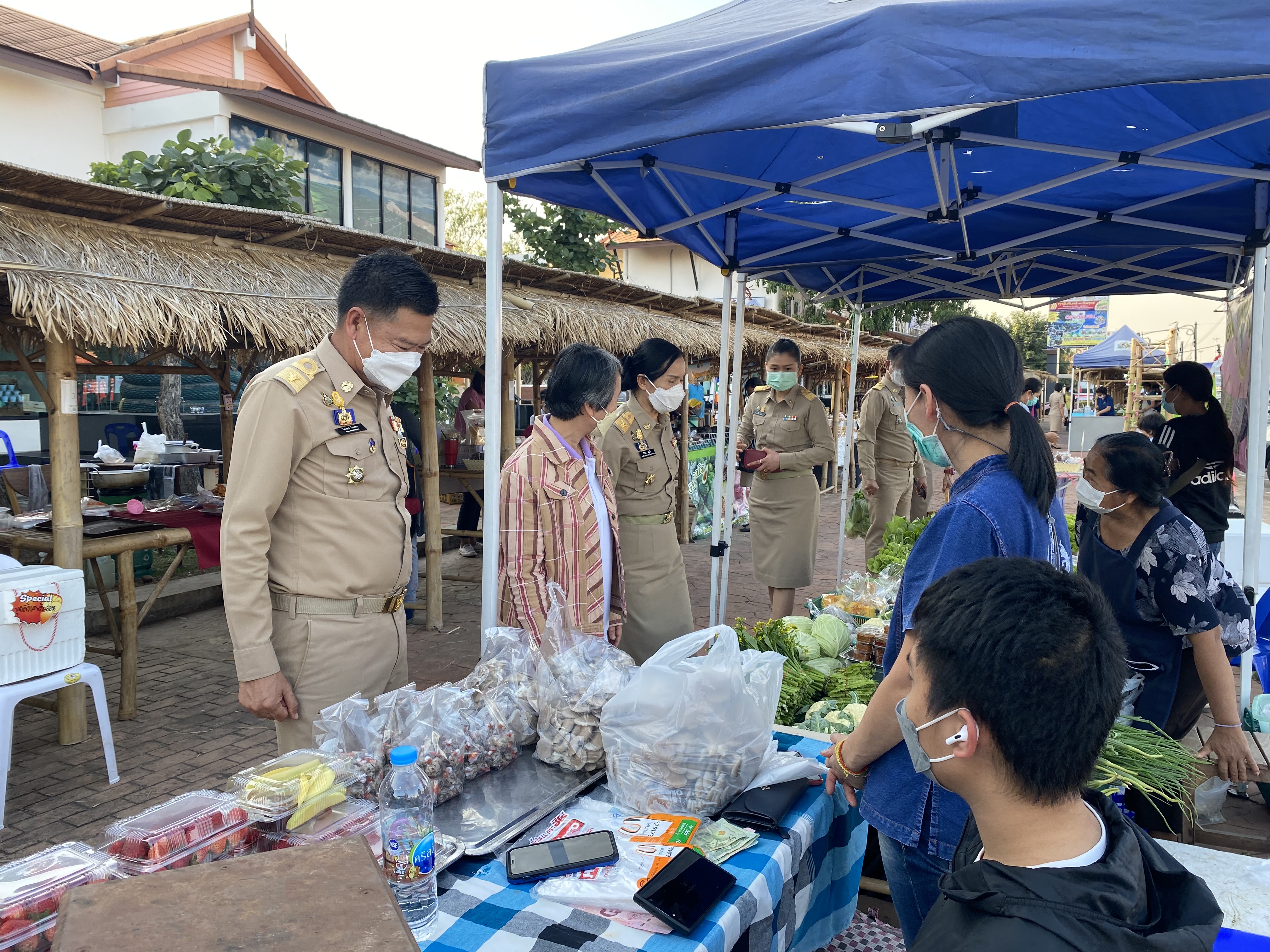 พช.หนองคาย จัดตลาดชุมชน คนหนองคาย เพื่อแก้ไขปัญหา และบรรเทาปัญหาค่าครองชีพ