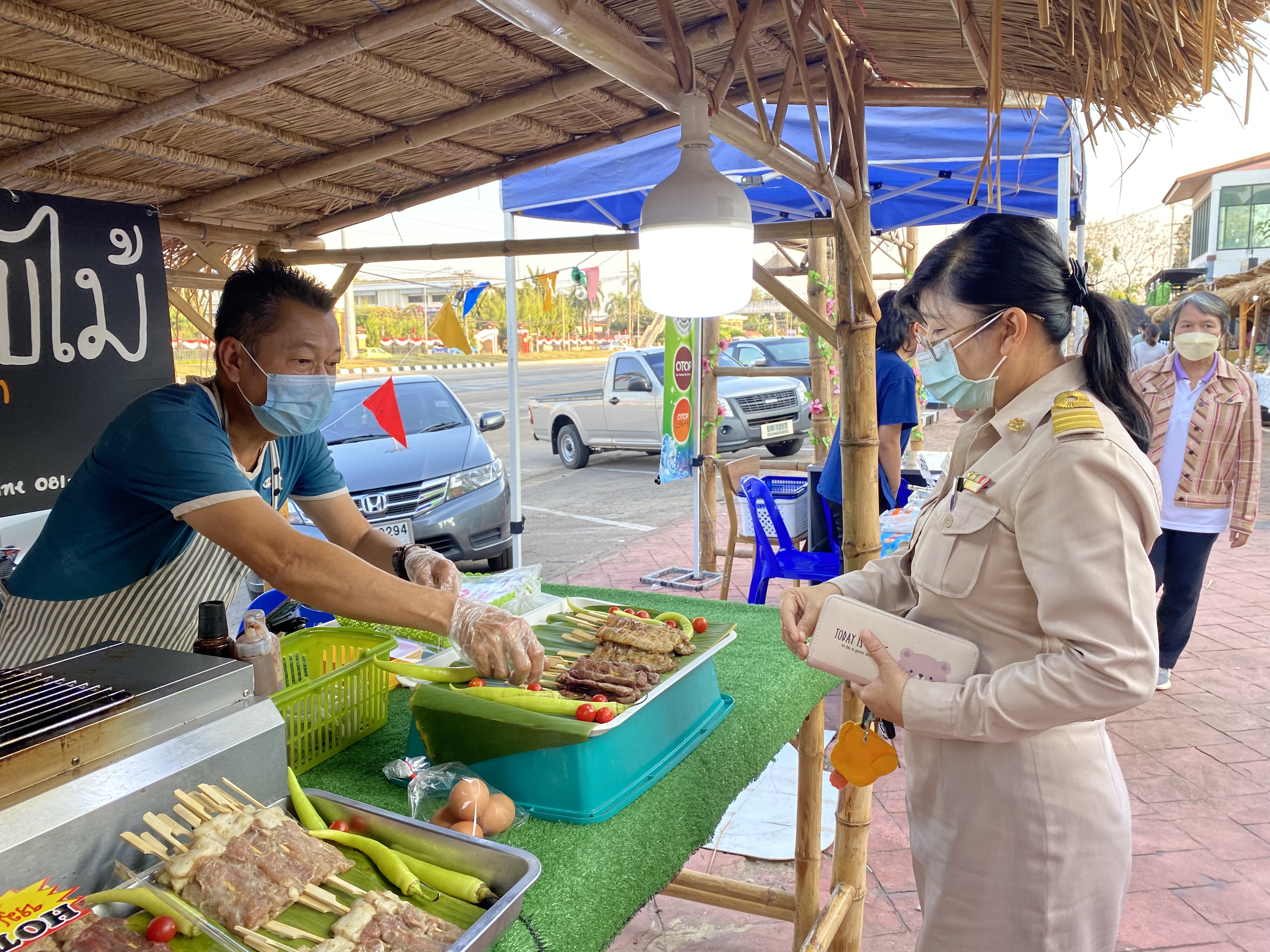 พช.หนองคาย จัดตลาดชุมชน คนหนองคาย เพื่อแก้ไขปัญหา และบรรเทาปัญหาค่าครองชีพ