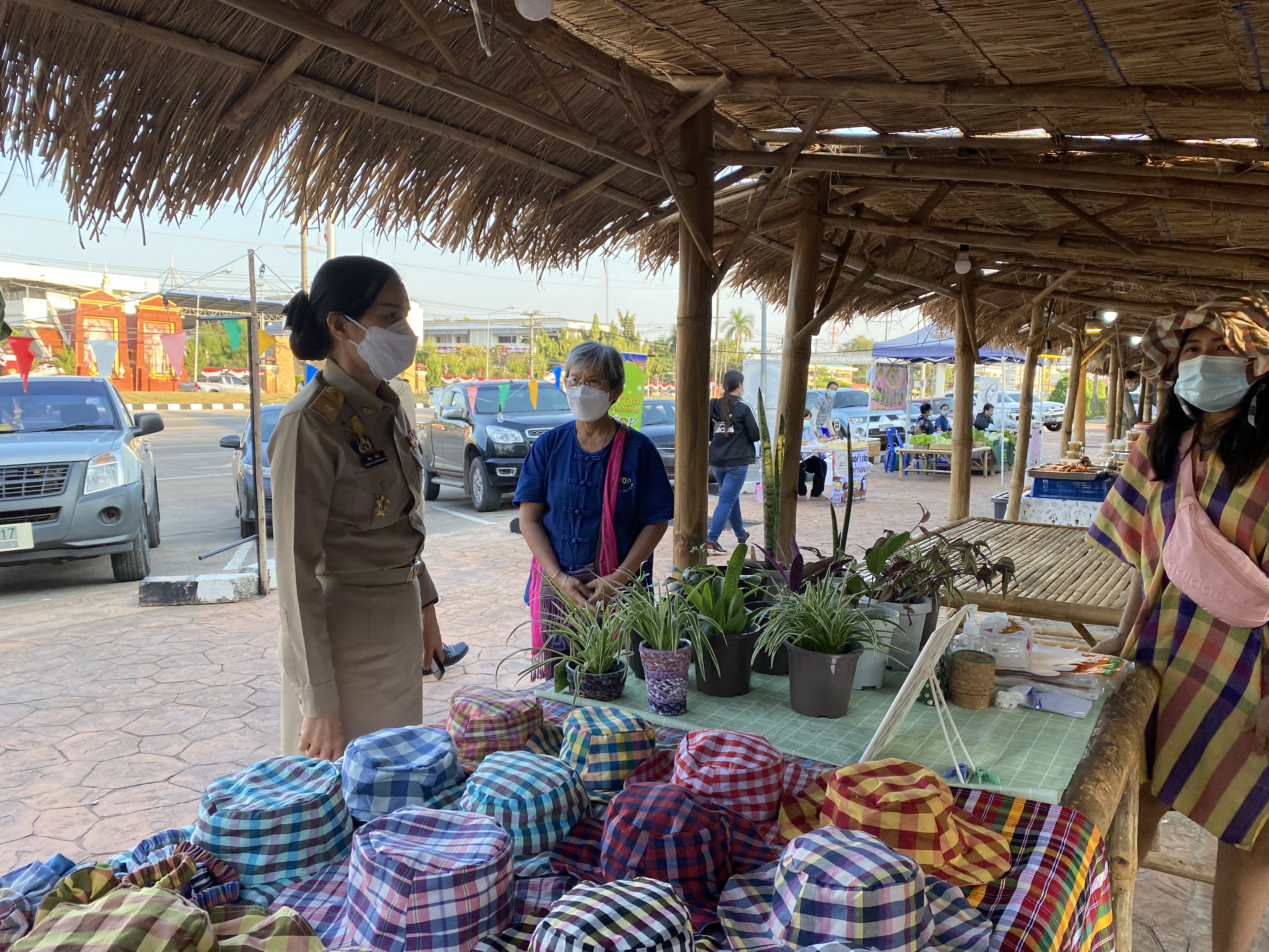 พช.หนองคาย จัดตลาดชุมชน คนหนองคาย เพื่อแก้ไขปัญหา และบรรเทาปัญหาค่าครองชีพ