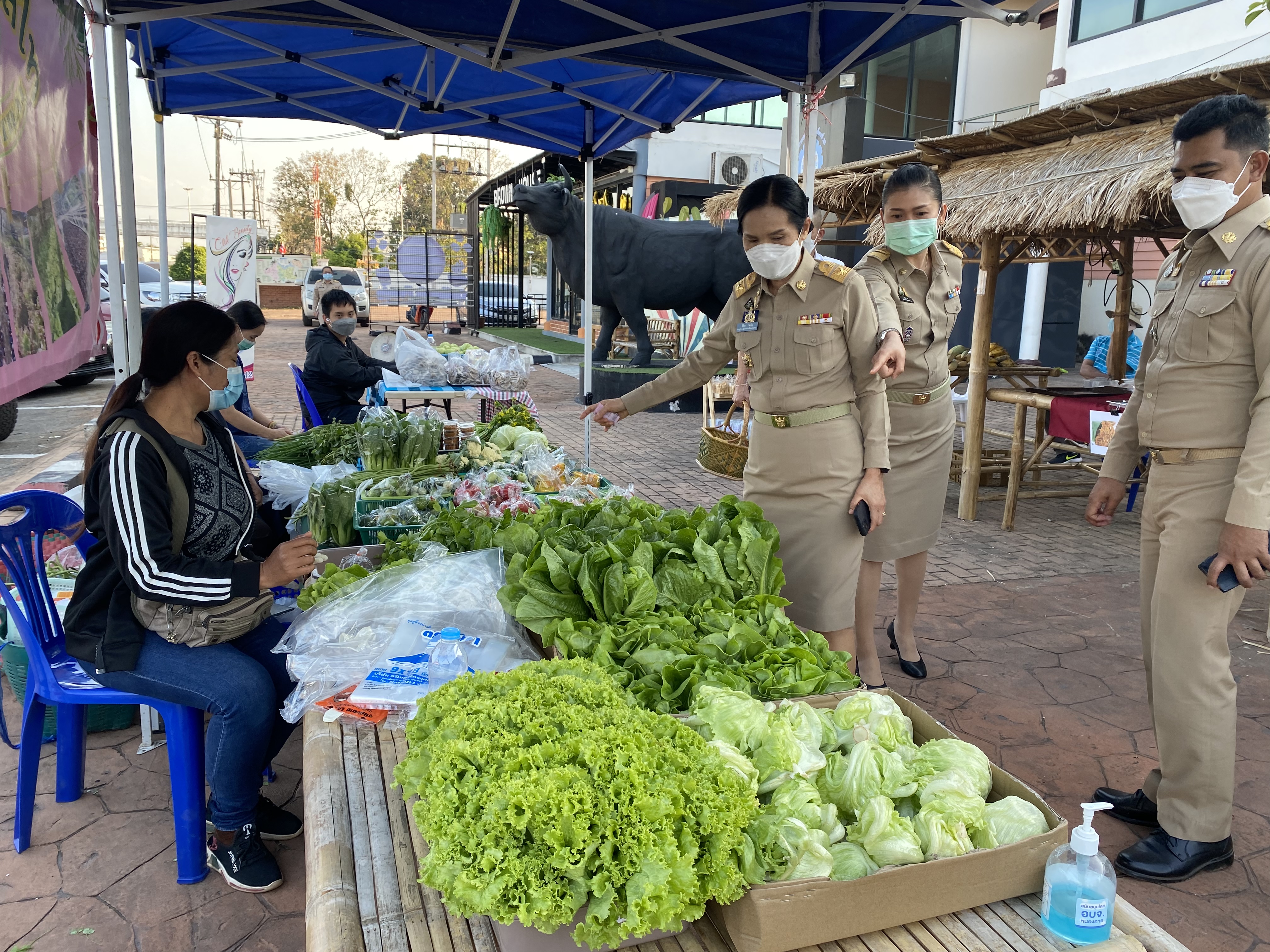 พช.หนองคาย จัดตลาดชุมชน คนหนองคาย เพื่อแก้ไขปัญหา และบรรเทาปัญหาค่าครองชีพ
