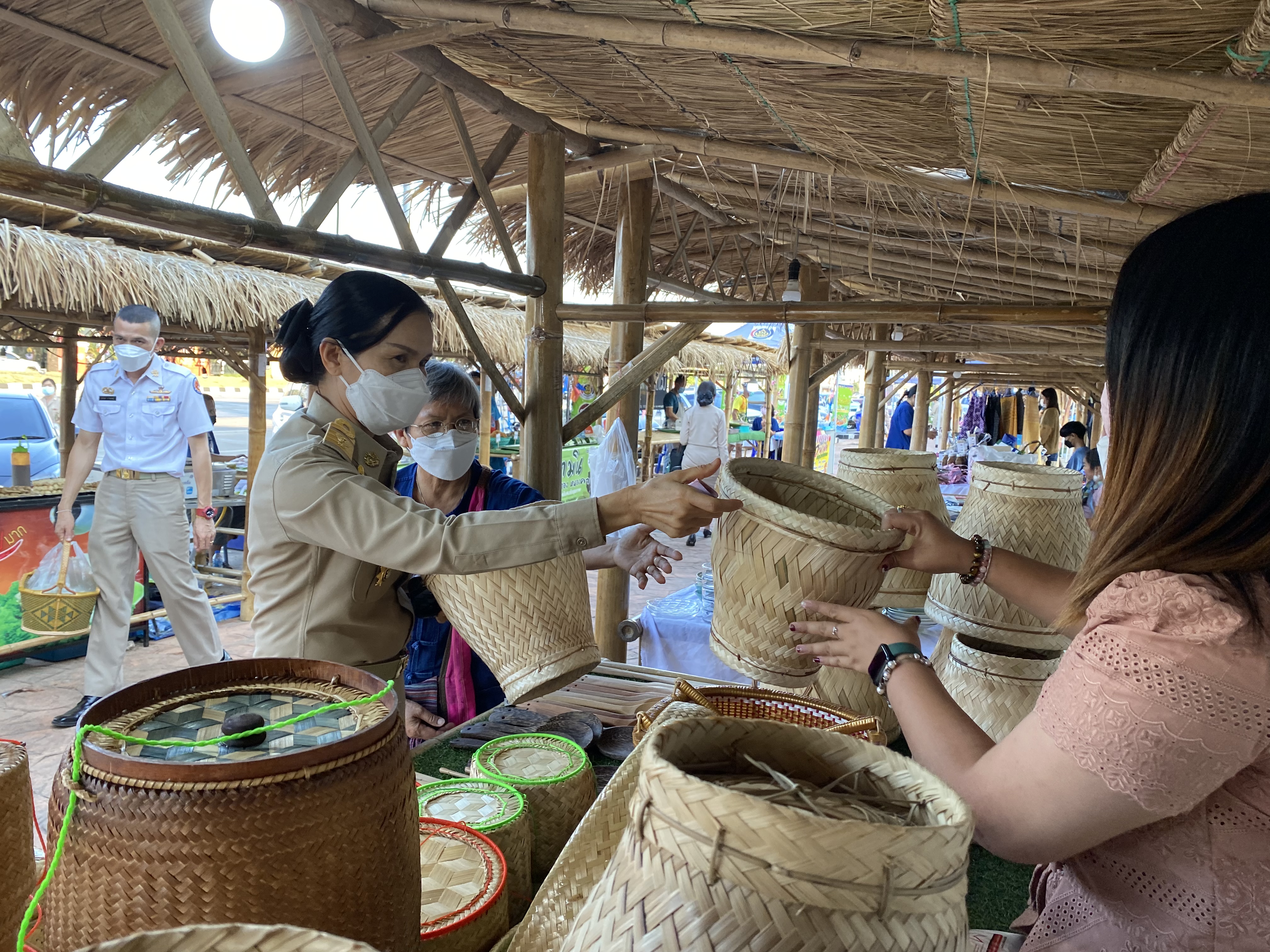 พช.หนองคาย จัดตลาดชุมชน คนหนองคาย เพื่อแก้ไขปัญหา และบรรเทาปัญหาค่าครองชีพ