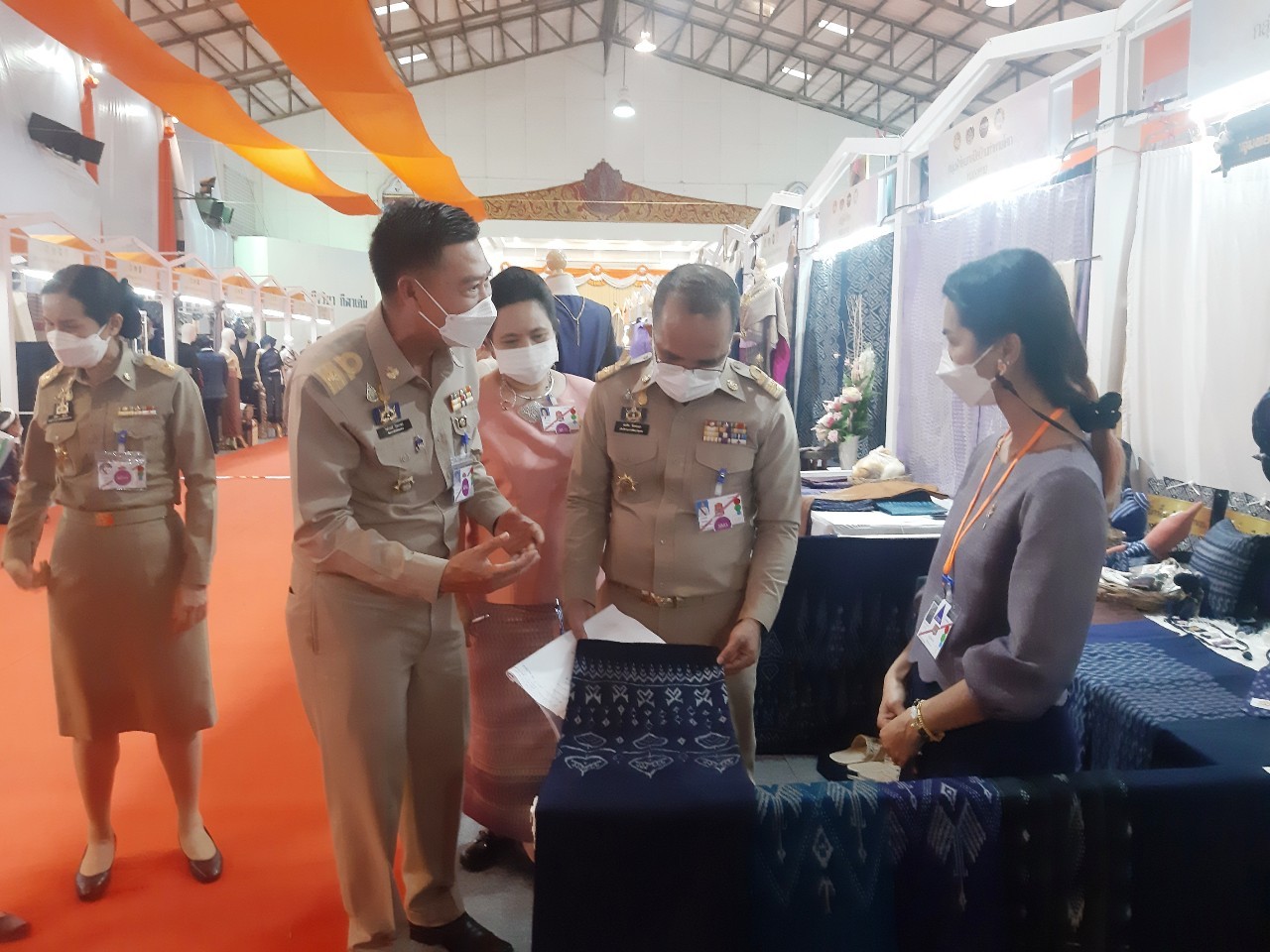 จังหวัดหนองคาย เฝ้ารับเสด็จ สมเด็จพระเจ้าลูกเธอ เจ้าฟ้าสิริวัณณวรี นารีรัตนราชกัญญา ในการเสด็จทอดพระเนตรนิทรรศการกลุ่มทอผ้าไหมกลุ่มแรกของมูลนิธิส่งเสริมศิลปาชีพในสมเด็จพระนางเจ้าสิริกิติ์ พระบรมราชินีนารถ