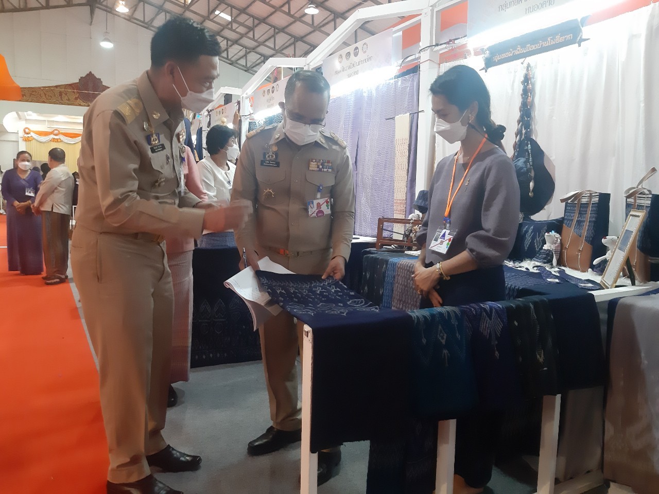 จังหวัดหนองคาย เฝ้ารับเสด็จ สมเด็จพระเจ้าลูกเธอ เจ้าฟ้าสิริวัณณวรี นารีรัตนราชกัญญา ในการเสด็จทอดพระเนตรนิทรรศการกลุ่มทอผ้าไหมกลุ่มแรกของมูลนิธิส่งเสริมศิลปาชีพในสมเด็จพระนางเจ้าสิริกิติ์ พระบรมราชินีนารถ