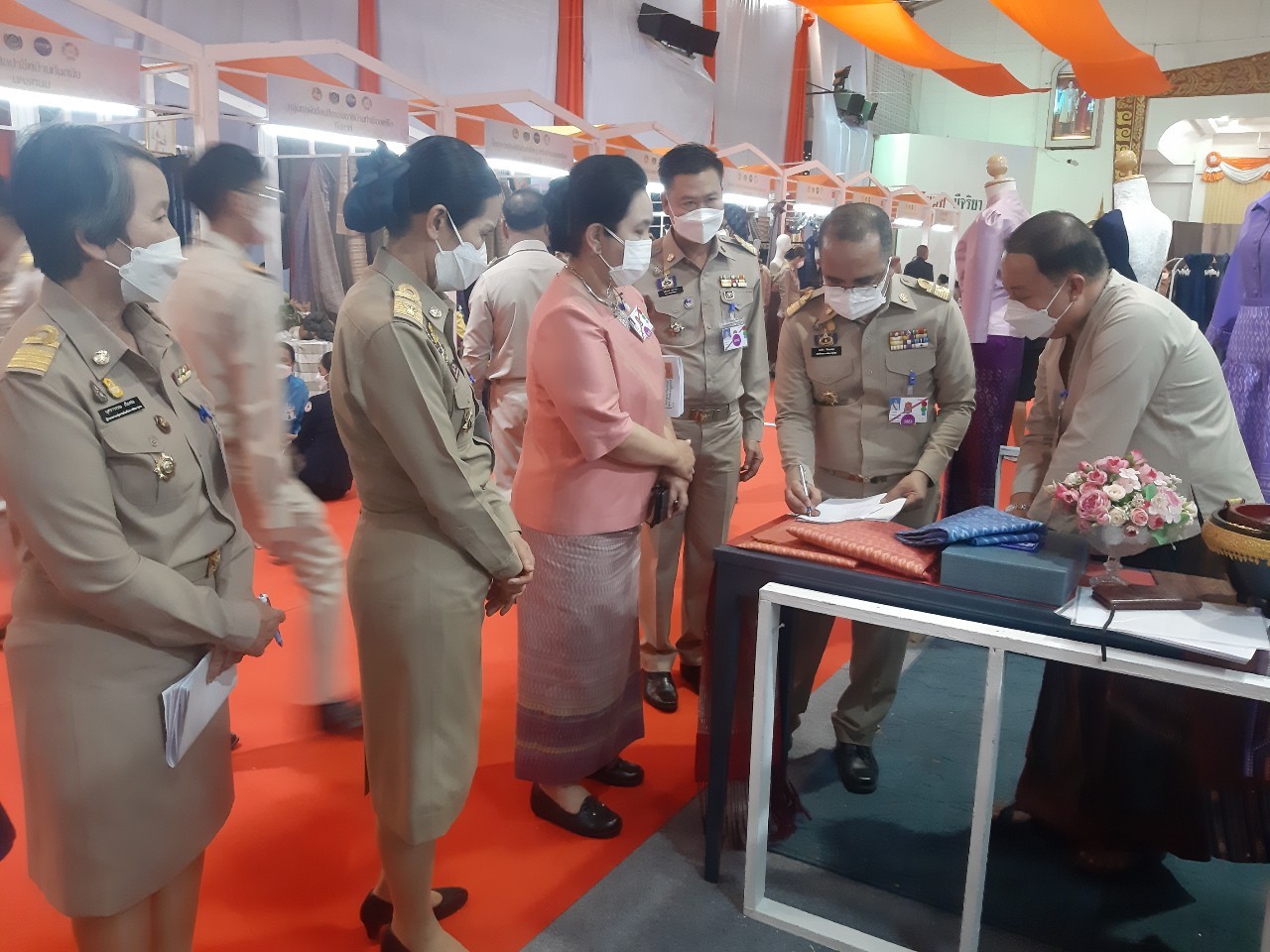 จังหวัดหนองคาย เฝ้ารับเสด็จ สมเด็จพระเจ้าลูกเธอ เจ้าฟ้าสิริวัณณวรี นารีรัตนราชกัญญา ในการเสด็จทอดพระเนตรนิทรรศการกลุ่มทอผ้าไหมกลุ่มแรกของมูลนิธิส่งเสริมศิลปาชีพในสมเด็จพระนางเจ้าสิริกิติ์ พระบรมราชินีนารถ