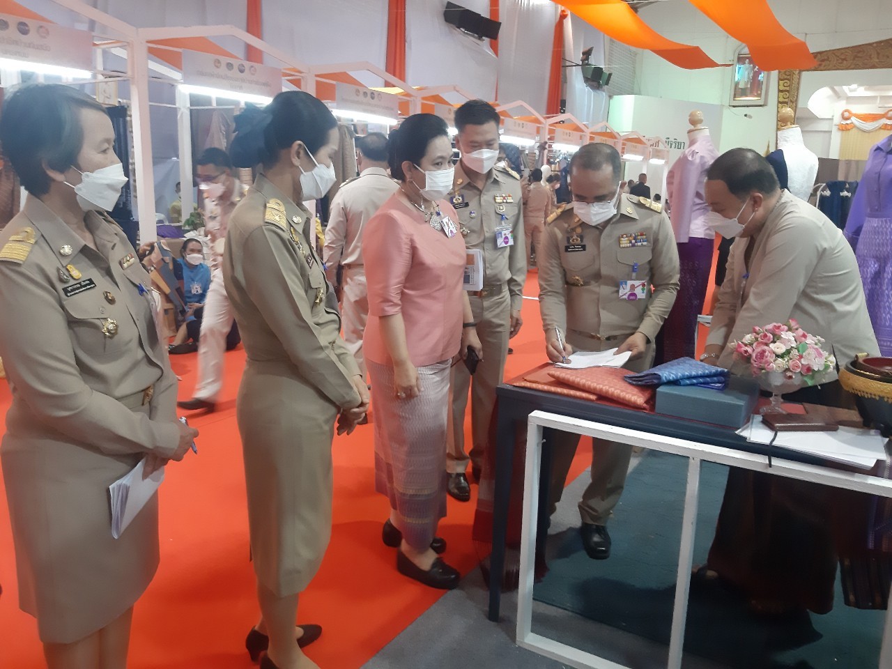 จังหวัดหนองคาย เฝ้ารับเสด็จ สมเด็จพระเจ้าลูกเธอ เจ้าฟ้าสิริวัณณวรี นารีรัตนราชกัญญา ในการเสด็จทอดพระเนตรนิทรรศการกลุ่มทอผ้าไหมกลุ่มแรกของมูลนิธิส่งเสริมศิลปาชีพในสมเด็จพระนางเจ้าสิริกิติ์ พระบรมราชินีนารถ