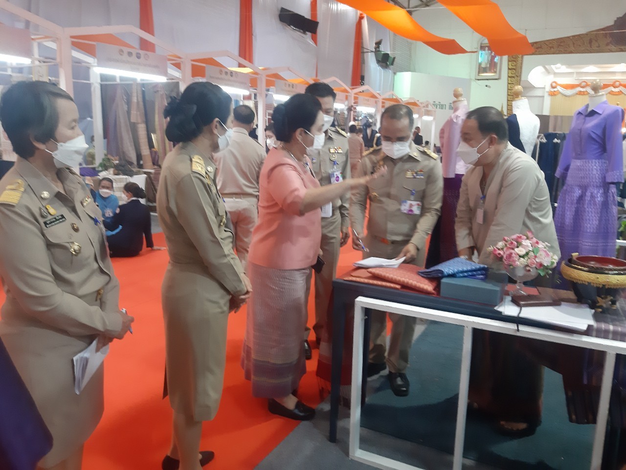 จังหวัดหนองคาย เฝ้ารับเสด็จ สมเด็จพระเจ้าลูกเธอ เจ้าฟ้าสิริวัณณวรี นารีรัตนราชกัญญา ในการเสด็จทอดพระเนตรนิทรรศการกลุ่มทอผ้าไหมกลุ่มแรกของมูลนิธิส่งเสริมศิลปาชีพในสมเด็จพระนางเจ้าสิริกิติ์ พระบรมราชินีนารถ